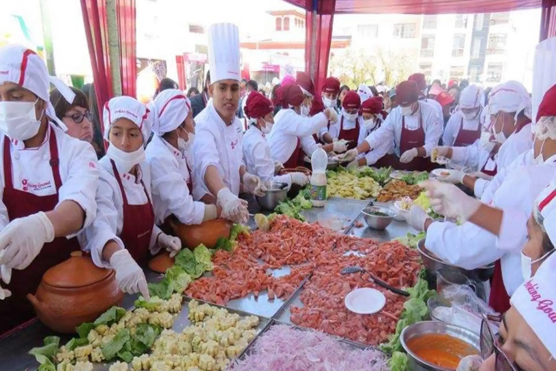 Huancayo: más de 1,500 platos de cebiche a base de trucha se degustaron gratis