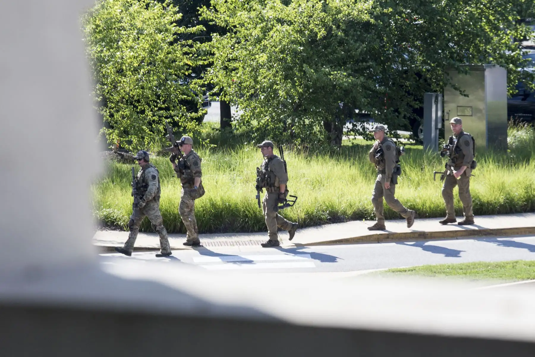 Al menos cinco personas murieron cuando un hombre armado abrió fuego dentro de las oficinas de Capital Gazette, un periódico de Annapolis, una ciudad histórica a una hora al este de Washington.  Foto: AFP