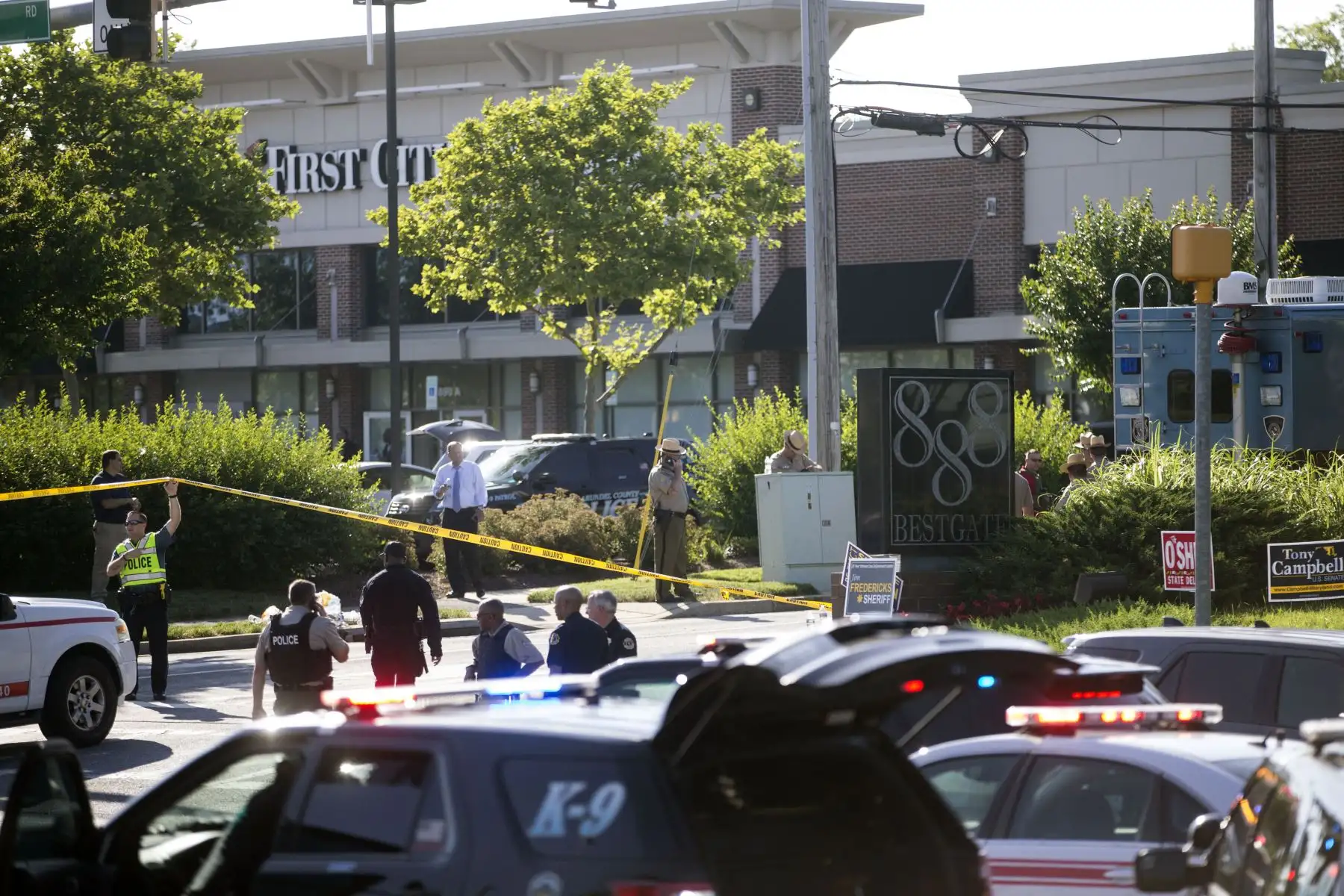 Al menos cinco personas murieron cuando un hombre armado abrió fuego dentro de las oficinas de Capital Gazette, un periódico de Annapolis, una ciudad histórica a una hora al este de Washington.  Foto: AFP