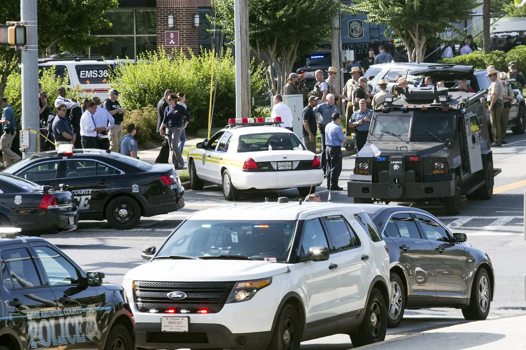 Al menos cinco personas murieron cuando un hombre armado abrió fuego dentro de las oficinas de Capital Gazette, un periódico de Annapolis, una ciudad histórica a una hora al este de Washington.  Foto: AFP