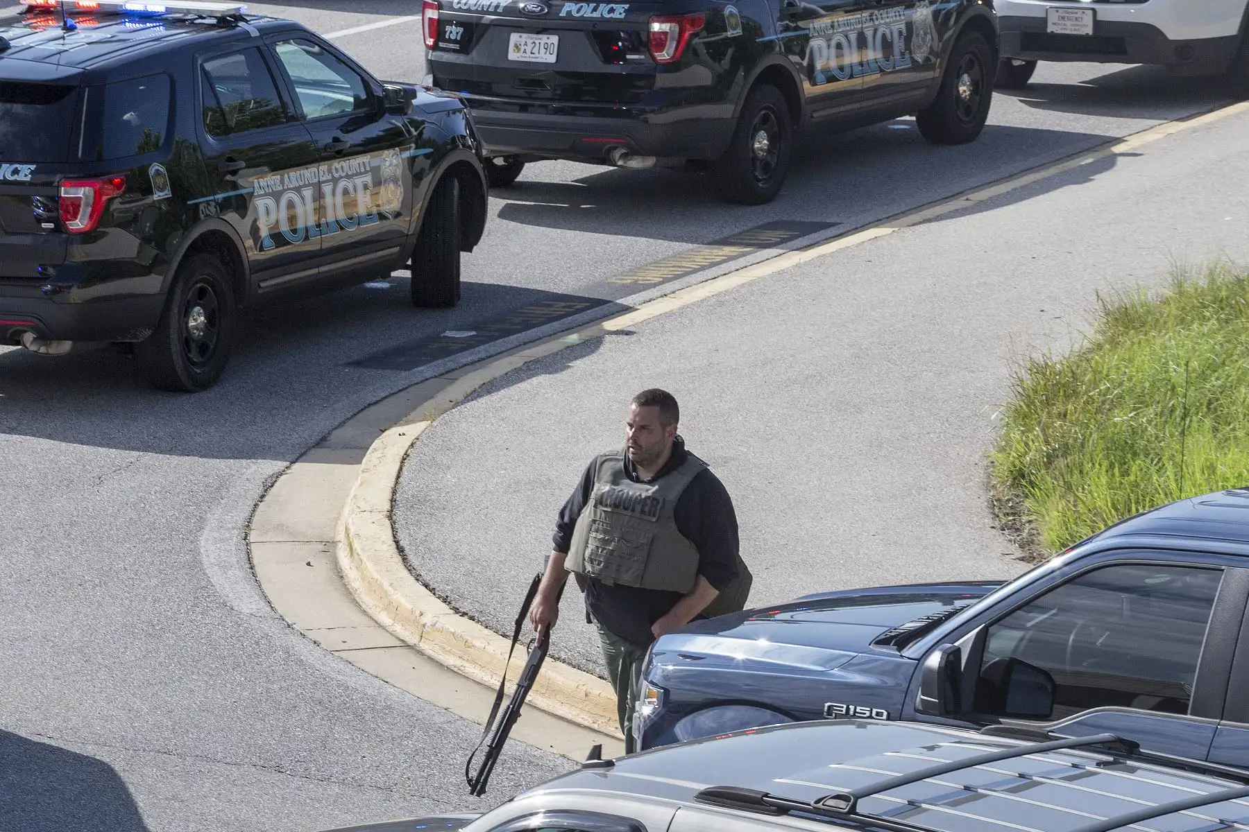 Al menos cinco personas murieron cuando un hombre armado abrió fuego dentro de las oficinas de Capital Gazette, un periódico de Annapolis, una ciudad histórica a una hora al este de Washington.  Foto: AFP