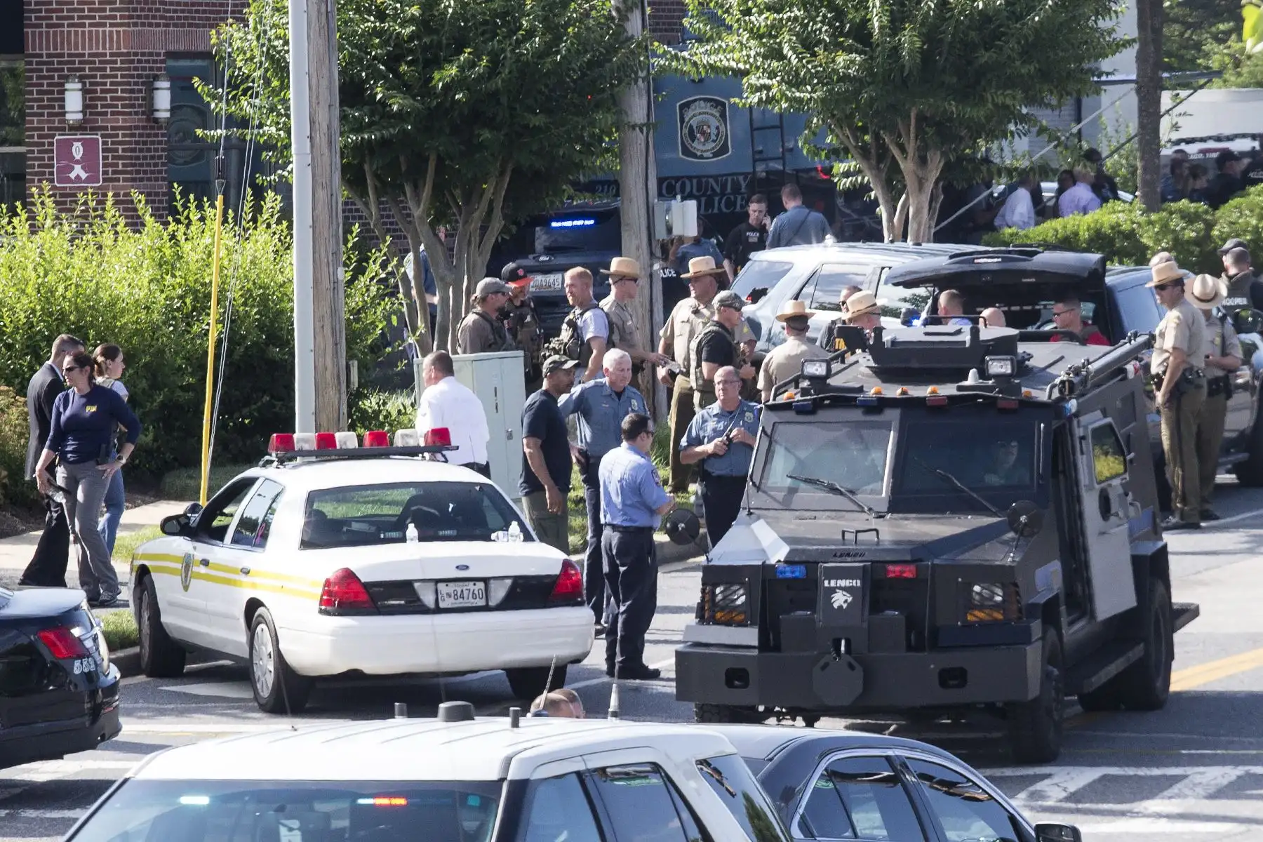 Al menos cinco personas murieron cuando un hombre armado abrió fuego dentro de las oficinas de Capital Gazette, un periódico de Annapolis, una ciudad histórica a una hora al este de Washington.  Foto: AFP