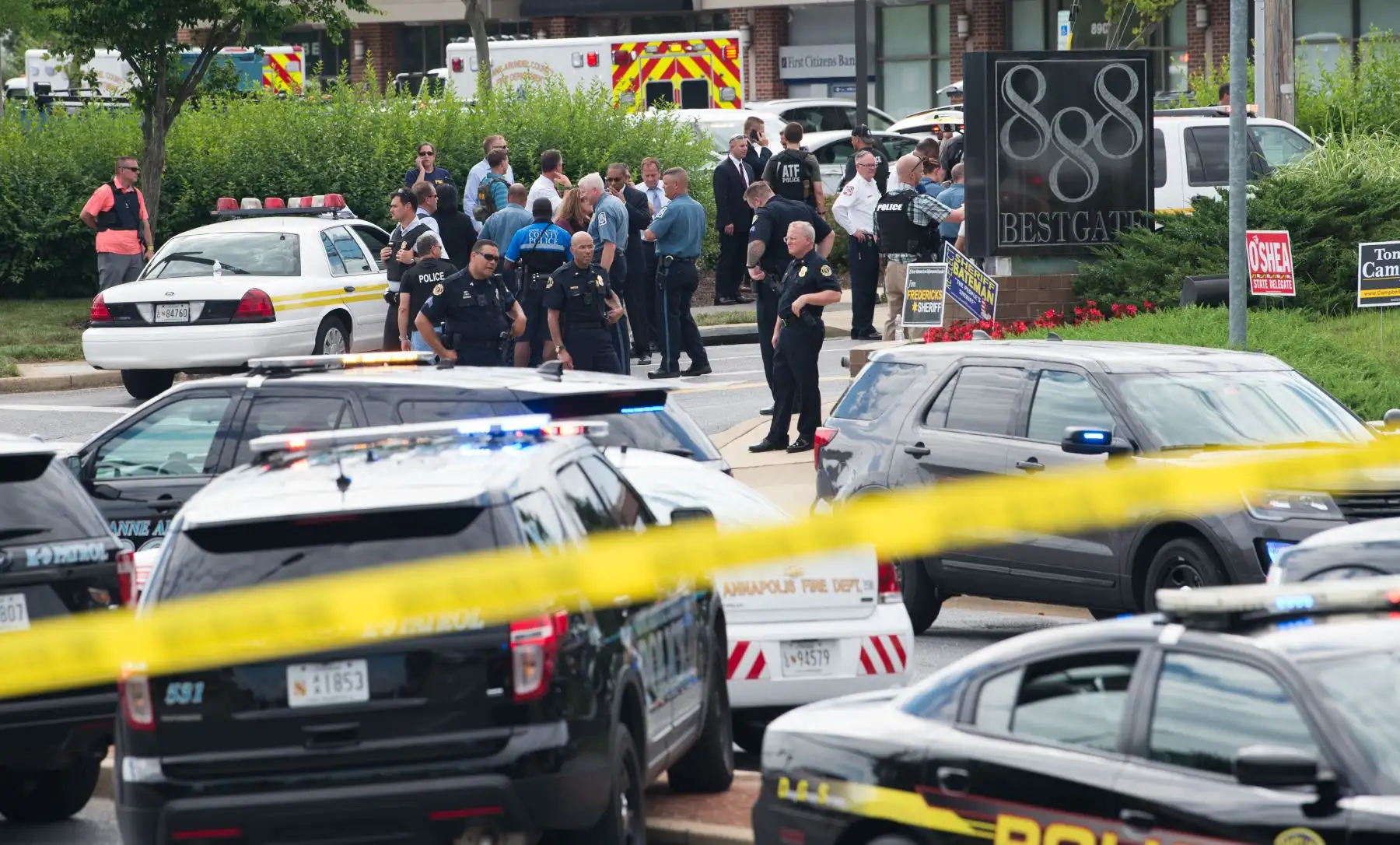 Al menos cinco personas murieron cuando un hombre armado abrió fuego dentro de las oficinas de Capital Gazette, un periódico de Annapolis, una ciudad histórica a una hora al este de Washington.  Foto: AFP