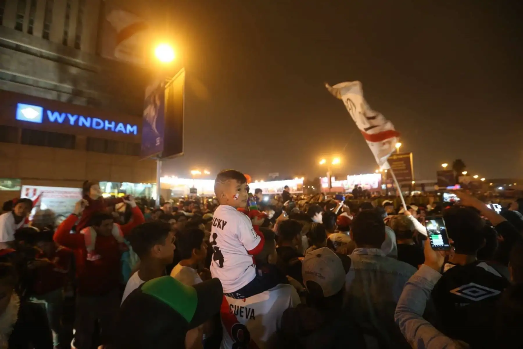 Centenares de hinchas reciben a la Selección Peruana que participo en el mundial Rusia 2018, en el aeropuerto Jorge Chávez.Foto: ANDINA/Dante Zegarra
