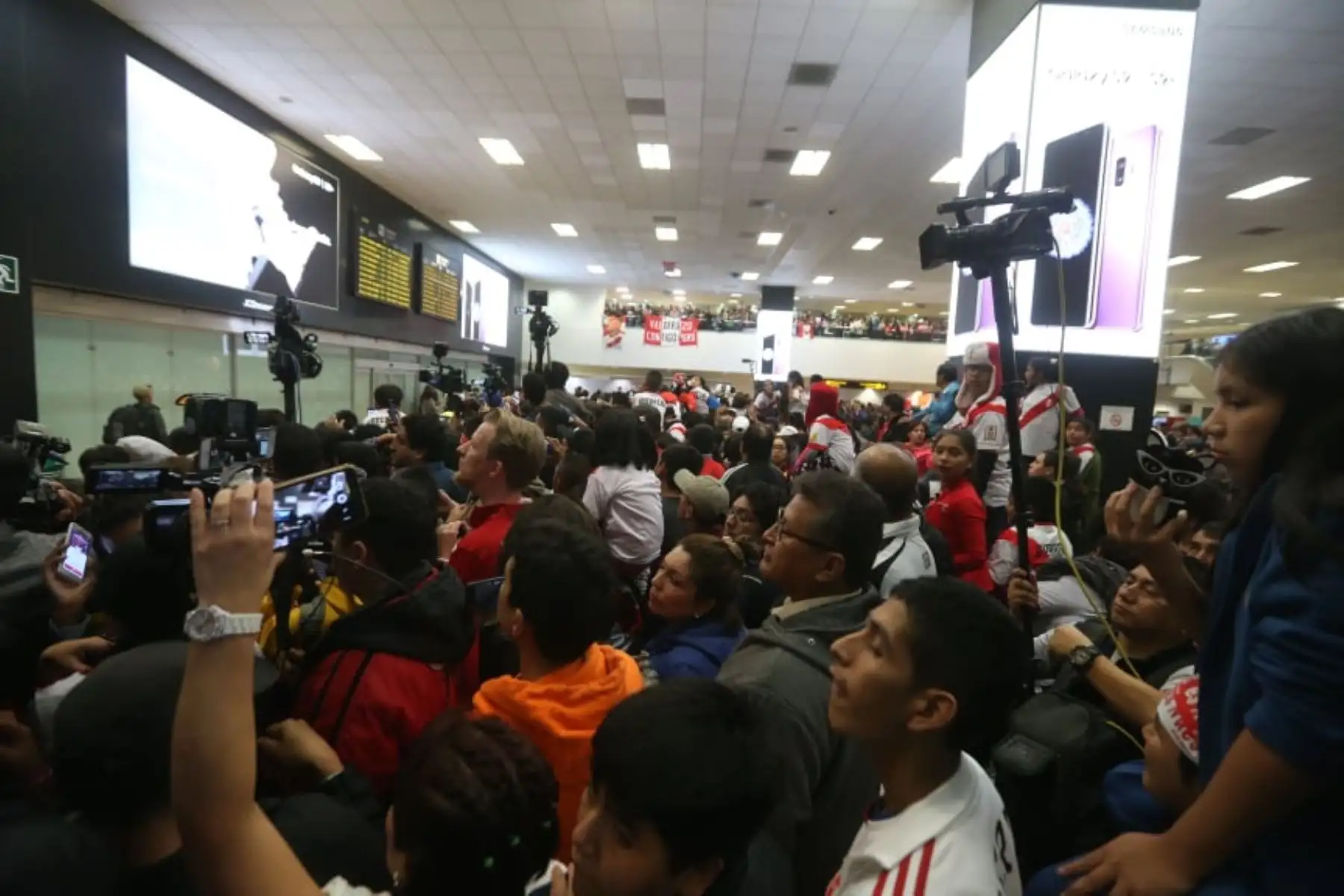 Centenares de hinchas reciben a la Selección Peruana que participo en el mundial Rusia 2018, en el aeropuerto Jorge Chávez.Foto: ANDINA/Dante Zegarra