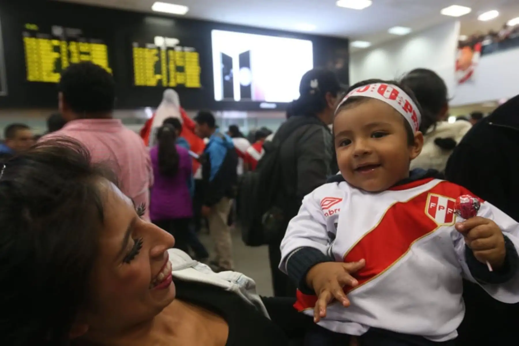 Centenares de hinchas reciben a la Selección Peruana que participo en el mundial Rusia 2018, en el aeropuerto Jorge Chávez.Foto: ANDINA/Dante Zegarra
