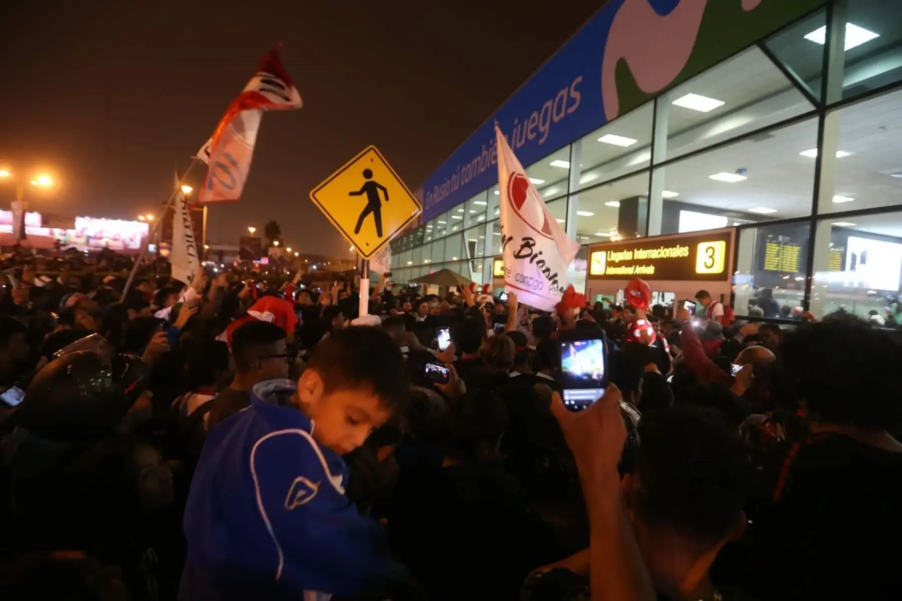 Centenares de hinchas reciben a la Selección Peruana que participo en el mundial Rusia 2018, en el aeropuerto Jorge Chávez.Foto: ANDINA/Dante Zegarra