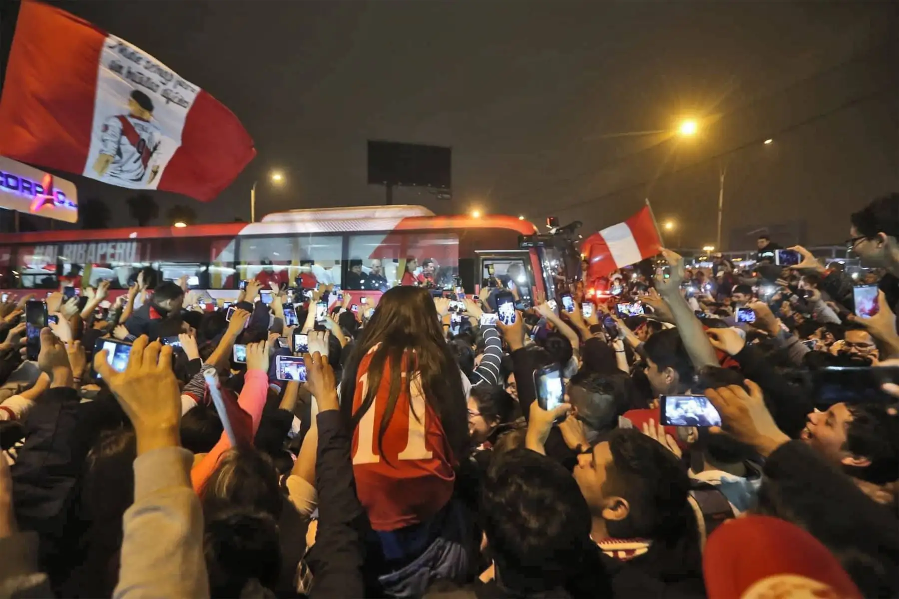 Centenares de hinchas dieron la bienvenida a la Selección Peruana que participo en el mundial Rusia 2018, en el aeropuerto Jorge Chávez.Foto: ANDINA/Dante Zegarra