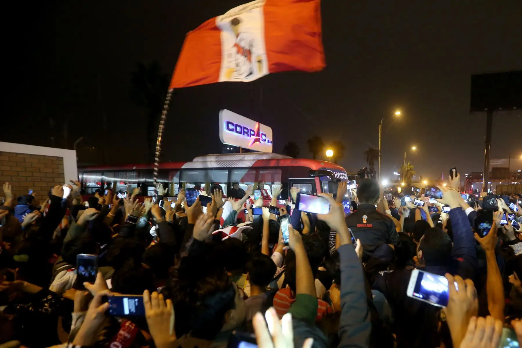 Centenares de hinchas dieron la bienvenida a la Selección Peruana que participo en el mundial Rusia 2018, en el aeropuerto Jorge Chávez.Foto: ANDINA/Dante Zegarra