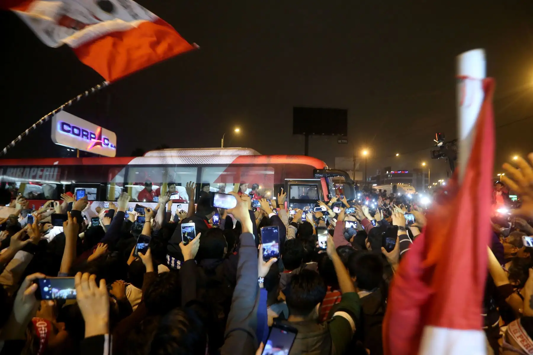 Centenares de hinchas dieron la bienvenida a la Selección Peruana que participo en el mundial Rusia 2018, en el aeropuerto Jorge Chávez.Foto: ANDINA/Dante Zegarra