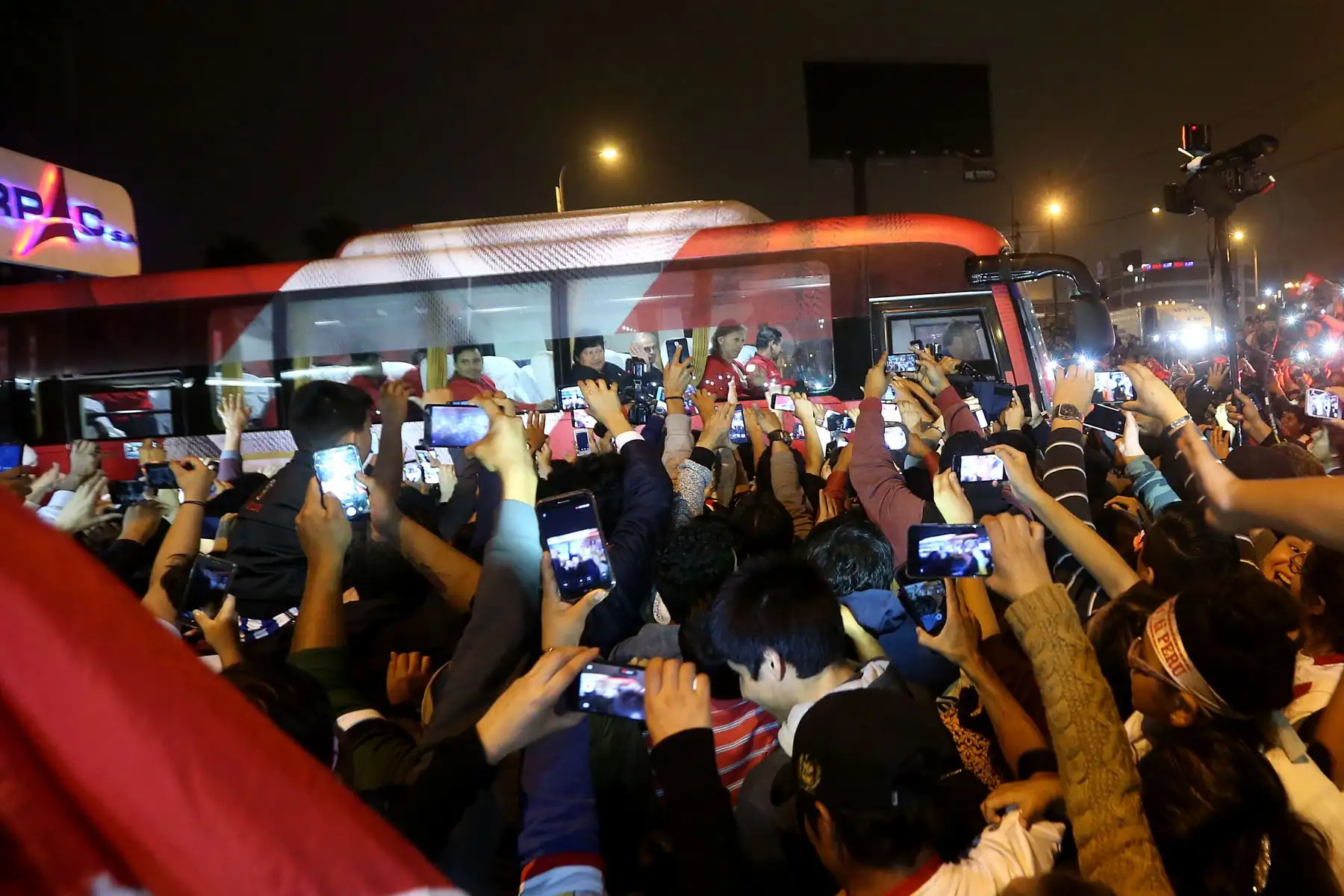 Centenares de hinchas dieron la bienvenida a la Selección Peruana que participo en el mundial Rusia 2018, en el aeropuerto Jorge Chávez.Foto: ANDINA/Dante Zegarra