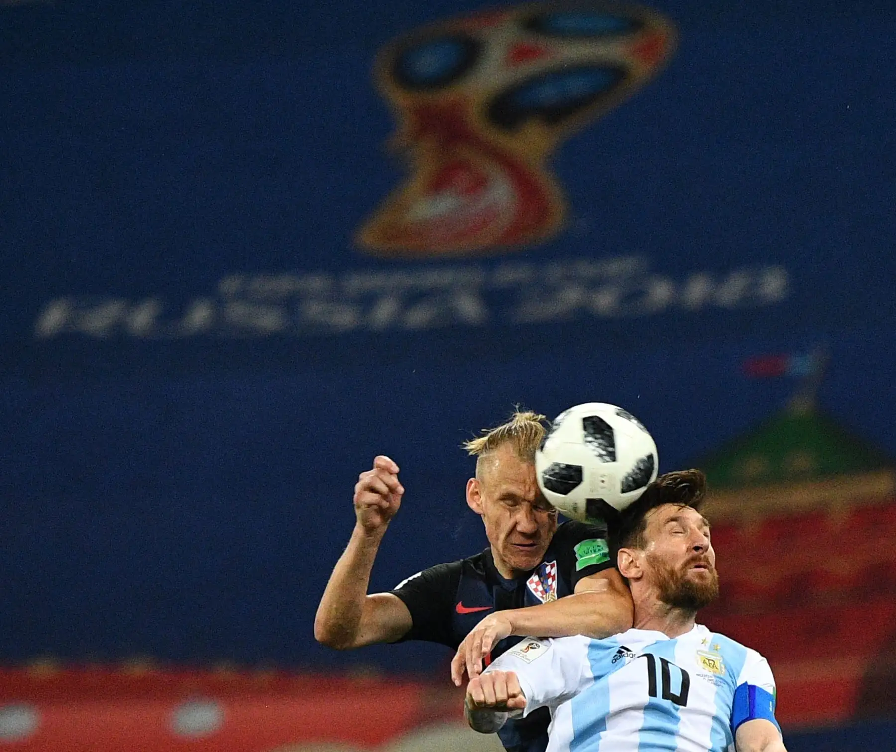El defensa de Croacia Domagoj Vida compite con el delantero argentino Lionel Messi durante el partido de fútbol del grupo D de la Copa Mundial de Rusia 2018 entre Argentina y Croacia en el estadio Nizhny Novgorod en Nizhny Novgorod, el 21 de junio del 2018. Foto: AFP.