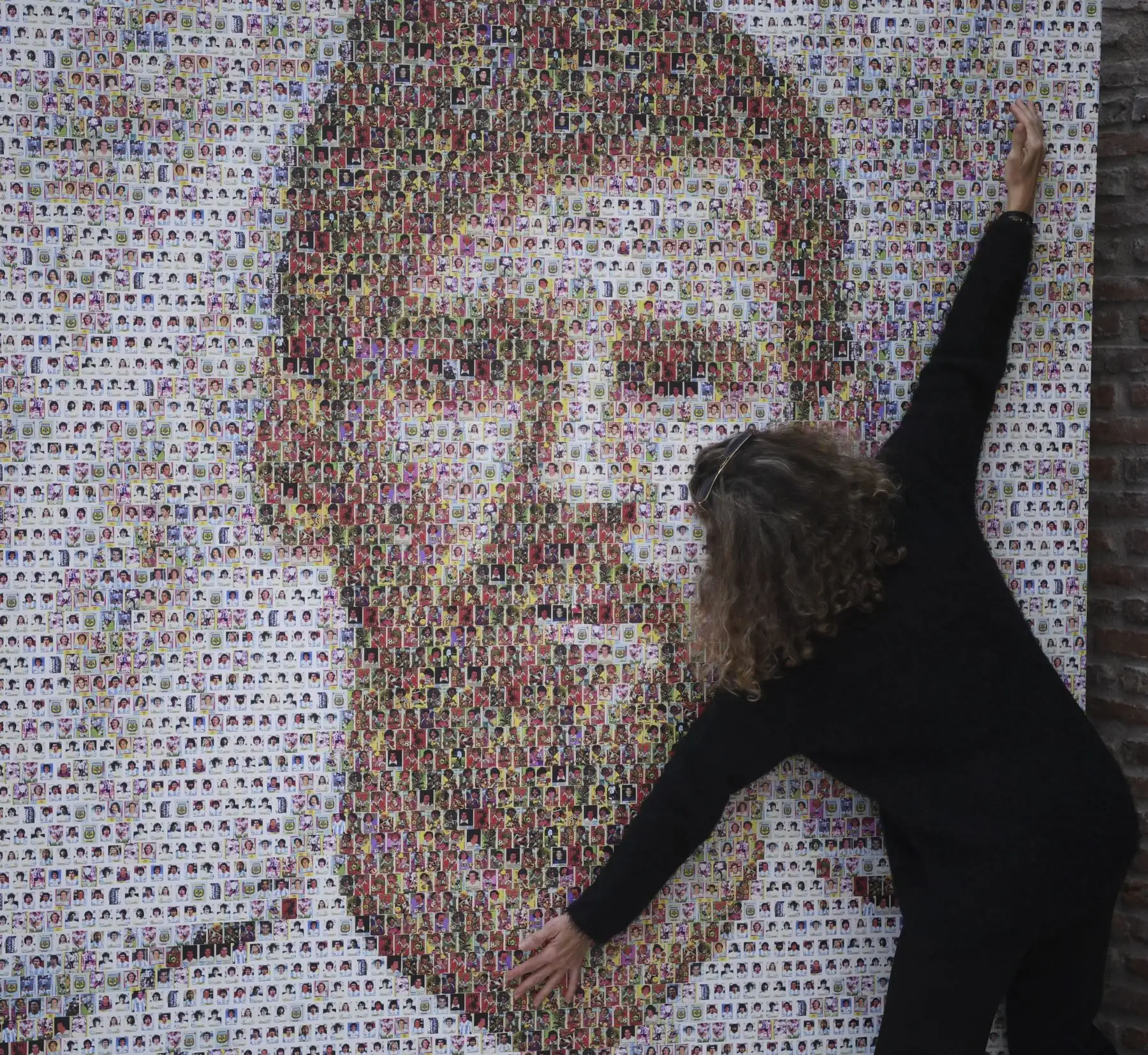 Un mural de Messi hecho con 2,000 pegatinas de fútbol se exhibe en el Museo Casa Rosada en Buenos Aires, el 20 de junio del 2018. Foto: AFP.