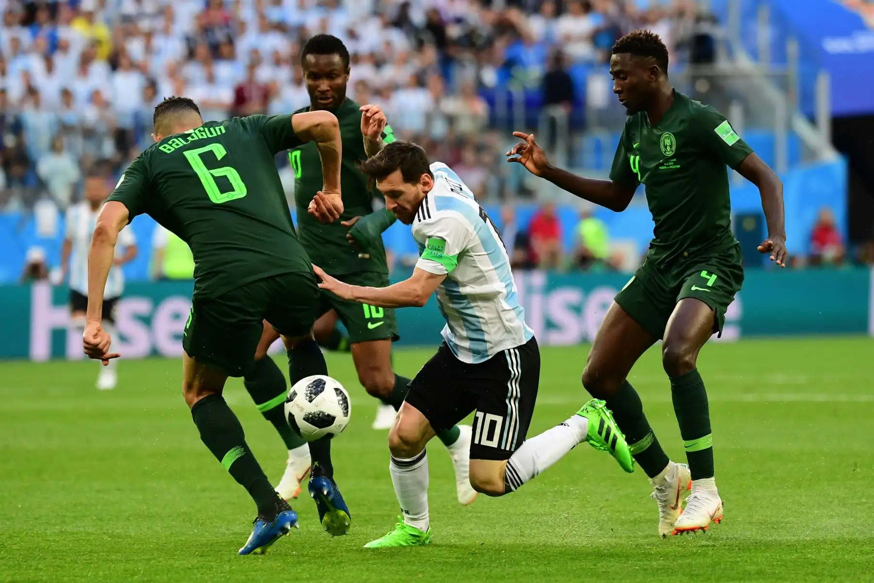 El delantero argentino Lionel Messi regatea al defensa de Nigeria Leon Balogun y al mediocampista de Nigeria Onyinye Ndidi durante el partido de fútbol del grupo D de la Copa Mundial de Rusia 2018 entre Nigeria y Argentina en el estadio de San Petersburgo, el 26 de junio del 2018. Foto: AFP.