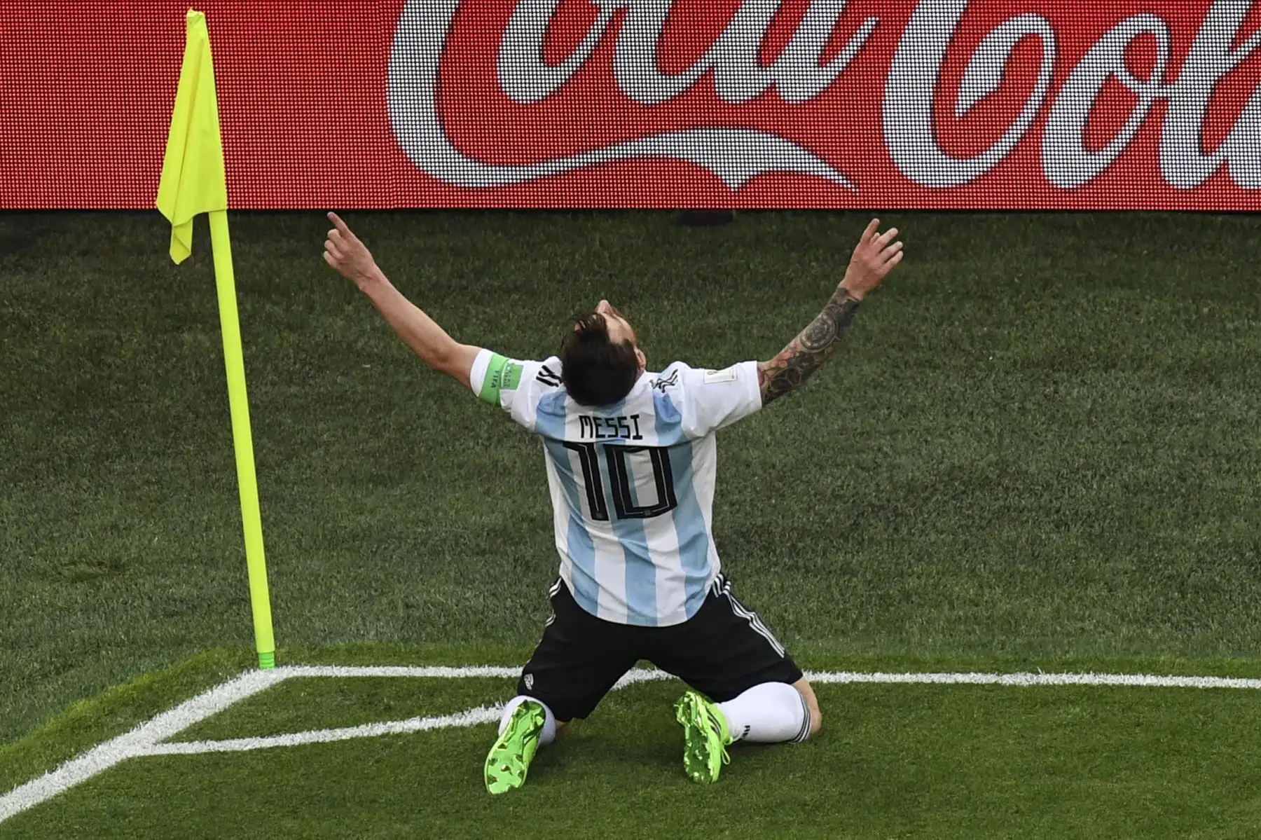 El delantero argentino Lionel Messi celebra después de abrir el marcador durante el partido de fútbol del grupo D de la Copa Mundial de Rusia 2018 entre Nigeria y Argentina en el estadio de San Petersburgo, el 26 de junio del 2018. Foto: AFP.