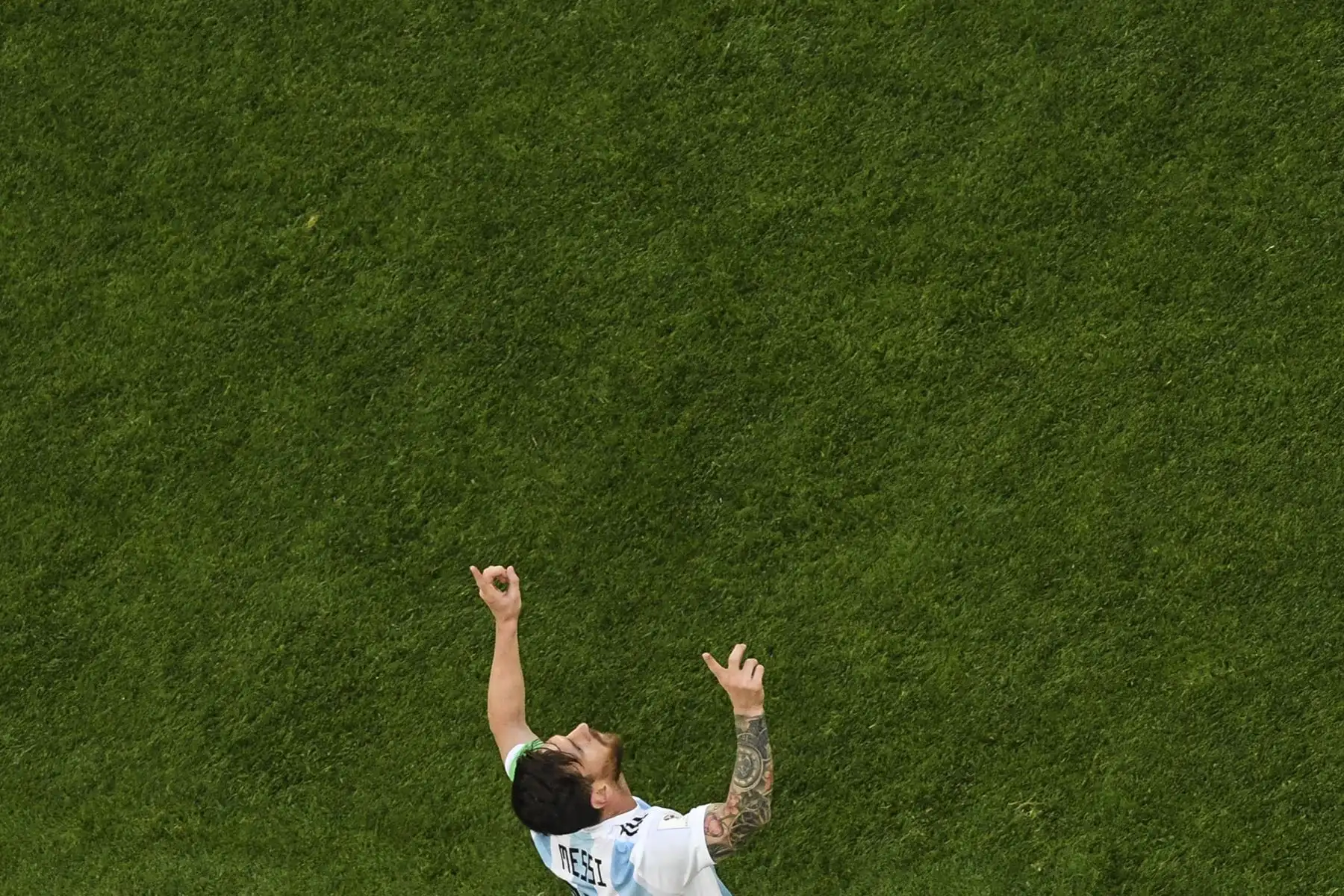 El delantero argentino Lionel Messi celebra después de abrir el marcador durante el partido de fútbol del grupo D de la Copa Mundial de Rusia 2018 entre Nigeria y Argentina en el estadio de San Petersburgo, el 26 de junio del 2018. Foto: AFP.
