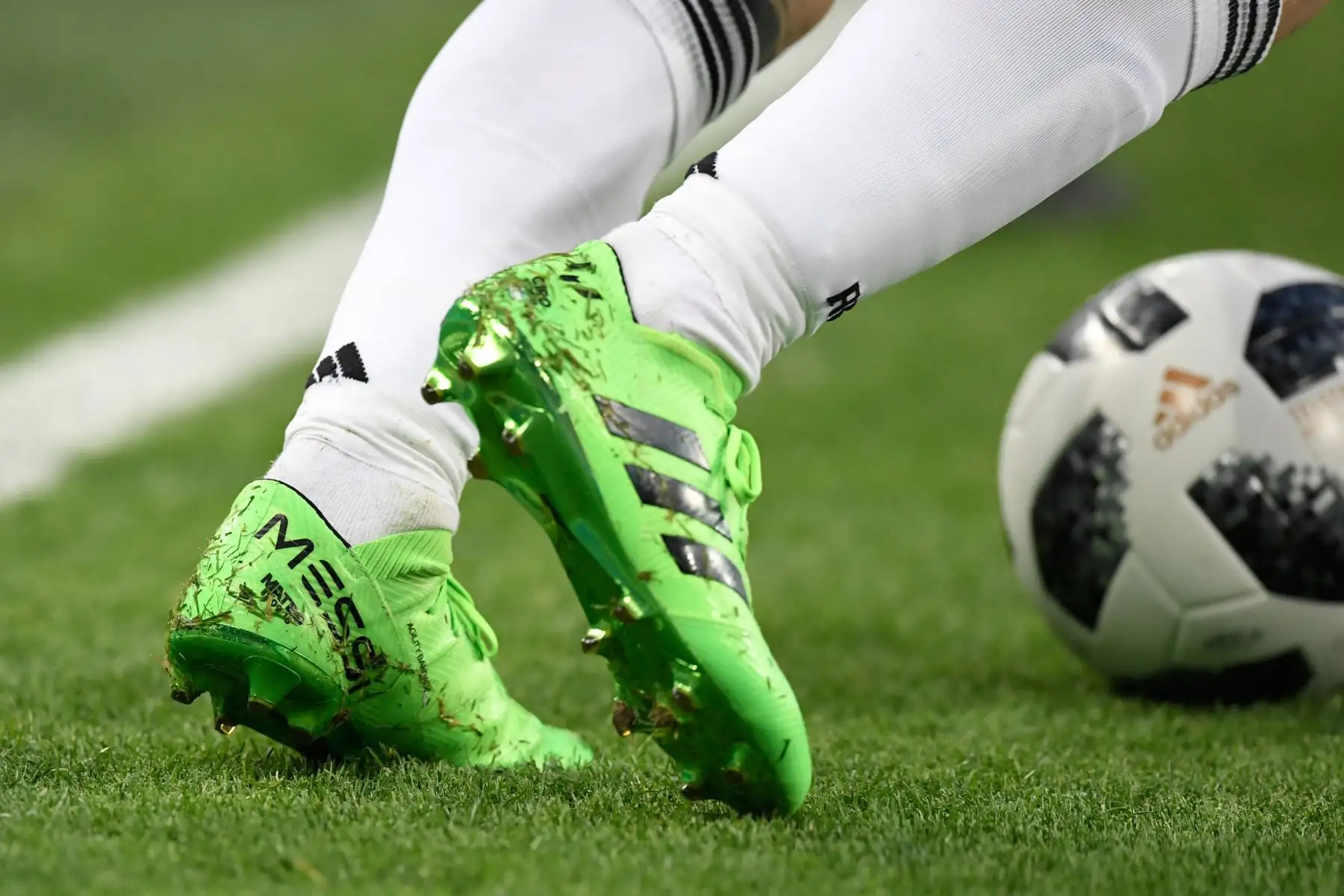 El delantero argentino Lionel Messi controla el balón durante el partido de fútbol del grupo D de la Copa Mundial de Rusia 2018 entre Nigeria y Argentina en el estadio de San Petersburgo, el 26 de junio del 2018. Foto: AFP.