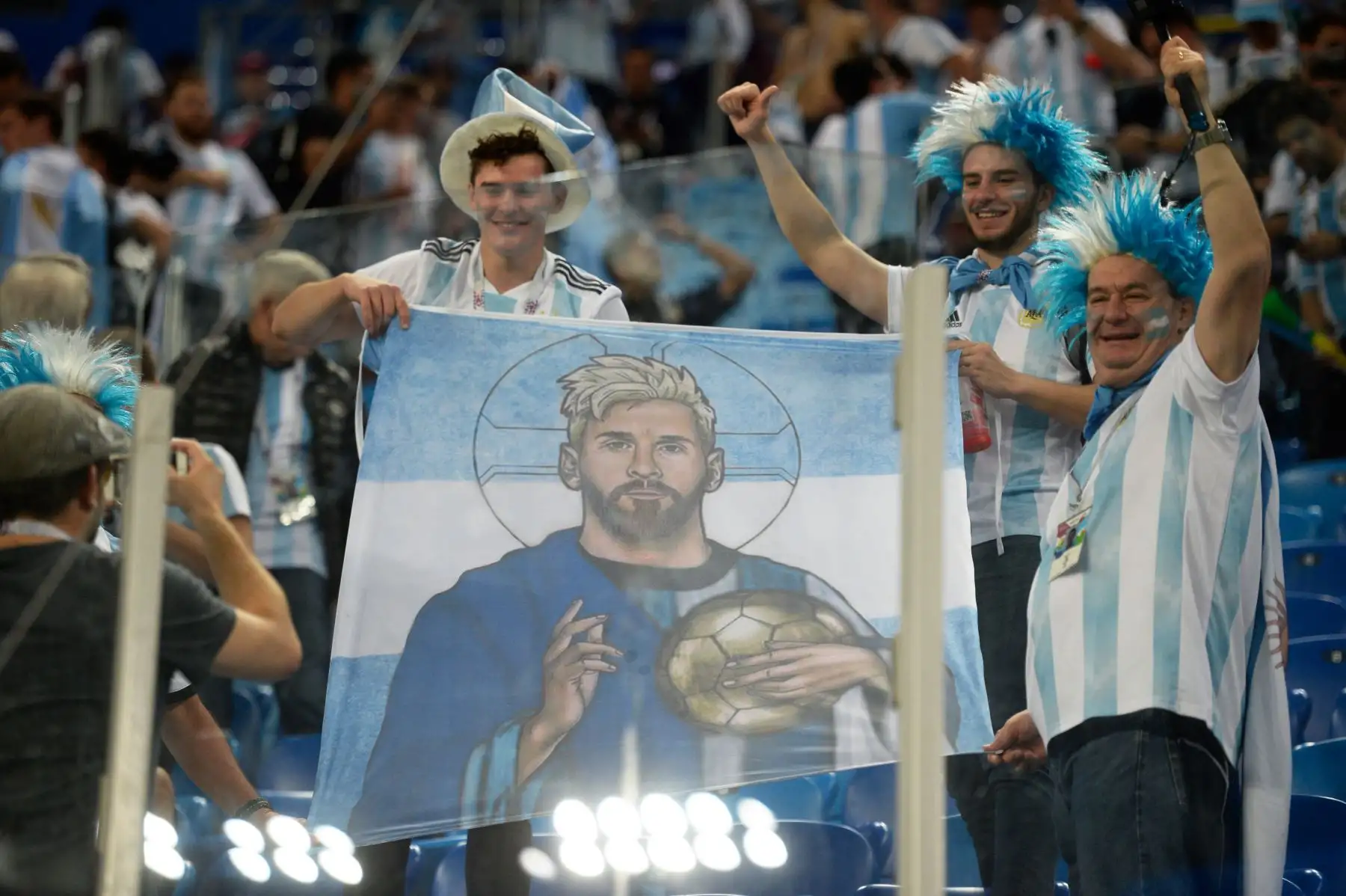 Una pancarta del delantero argentino Lionel Messi se exhibe durante el partido de fútbol del grupo D de la Copa Mundial de Rusia 2018 entre Nigeria y Argentina en el estadio de San Petersburgo, el 26 de junio del 2018. Foto: AFP.