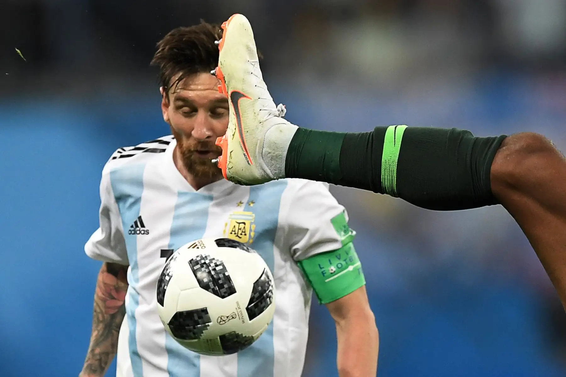 El delantero argentino Lionel Messi compite por el balón durante el partido de fútbol del grupo D de la Copa Mundial de Rusia 2018 entre Nigeria y Argentina en el estadio de San Petersburgo, el 26 de junio del 2018. Foto: AFP.