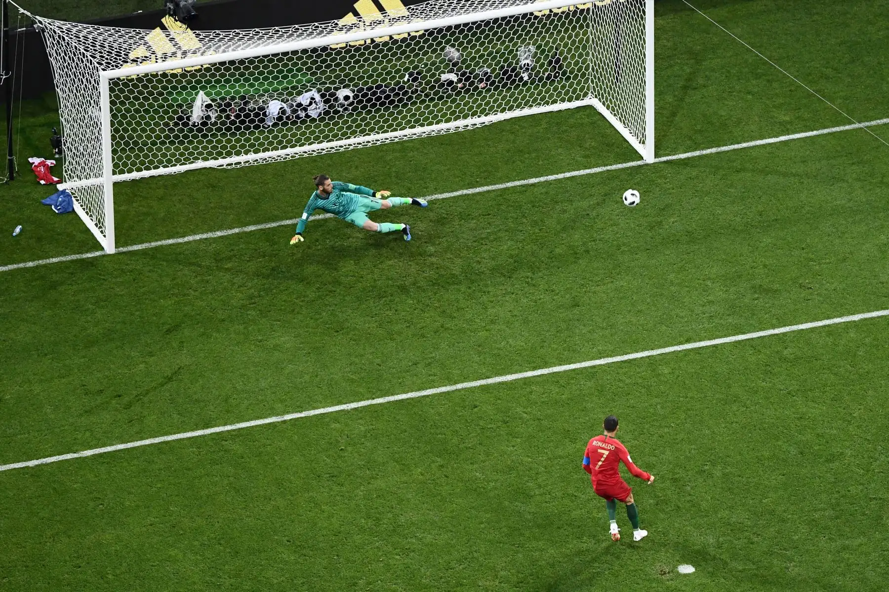 El delantero portugués Cristiano Ronaldo anota una penalización durante el partido de fútbol del Grupo B de la Copa Mundial Rusia 2018 entre Portugal y España en el estadio Fisht de Sochi el 15 de junio de 2018. Foto: AFP