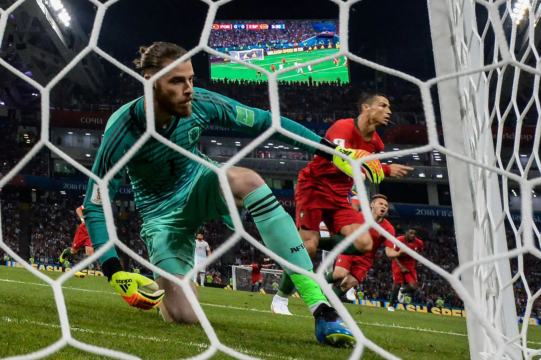 El delantero portugués Cristiano Ronaldo (D) celebra su gol después de lanzar un penal contra el portero español David De Gea durante el partido de fútbol del Grupo B de la Copa Mundial Rusia 2018 entre Portugal y España en el estadio Fisht de Sochi el 15 de junio de 2018. Foto: AFP