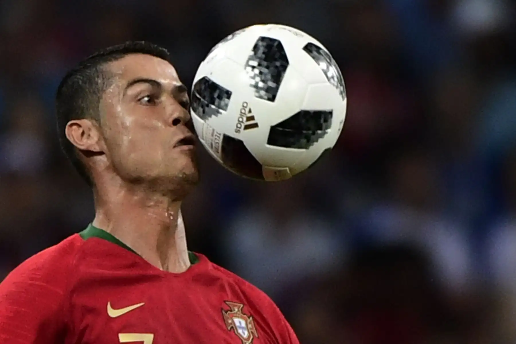 El delantero portugués Cristiano Ronaldo controla el balón durante el partido de fútbol del Grupo B de la Copa Mundial Rusia 2018 entre Portugal y España en el estadio Fisht de Sochi el 15 de junio de 2018. Foto: AFP