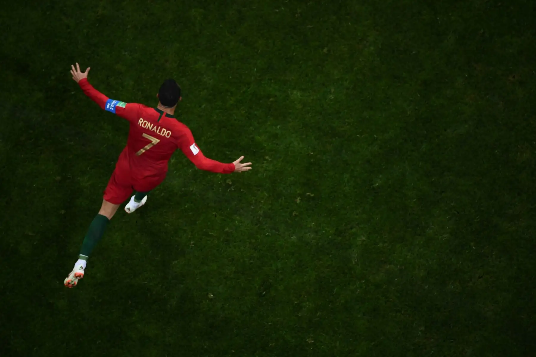 El portugués Cristiano Ronaldo celebra después de anotar su tercer gol durante el partido de fútbol del Grupo B de la Copa Mundial Rusia 2018 entre Portugal y España en el Estadio Fisht en Sochi el 15 de junio de 2018. Foto: AFP