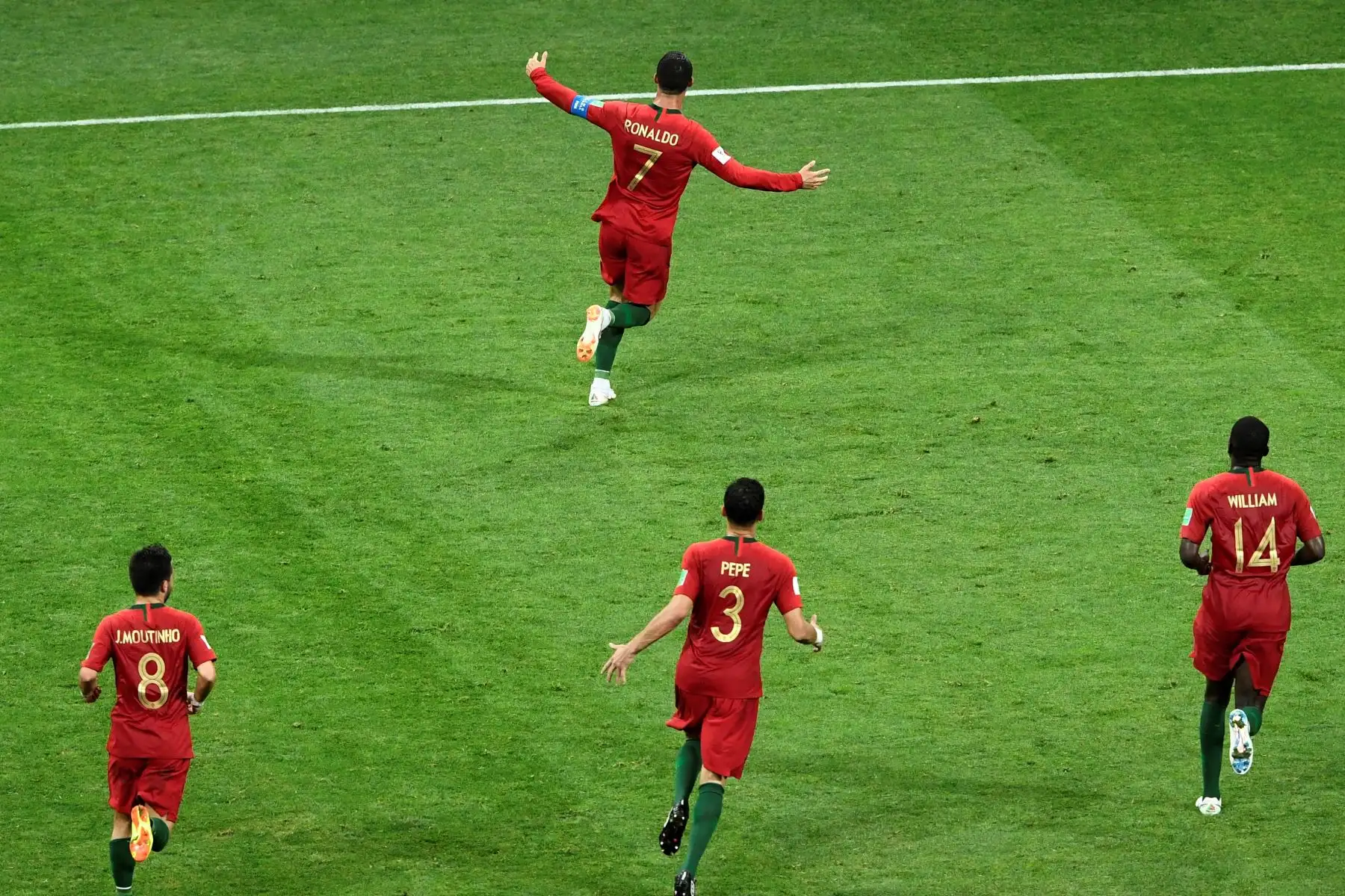 El delantero portugués Cristiano Ronaldo (7) celebra después de anotar su tercer gol durante el partido de fútbol del Grupo B de la Copa Mundial Rusia 2018 entre Portugal y España en el Estadio Fisht en Sochi el 15 de junio de 2018. Foto: AFP