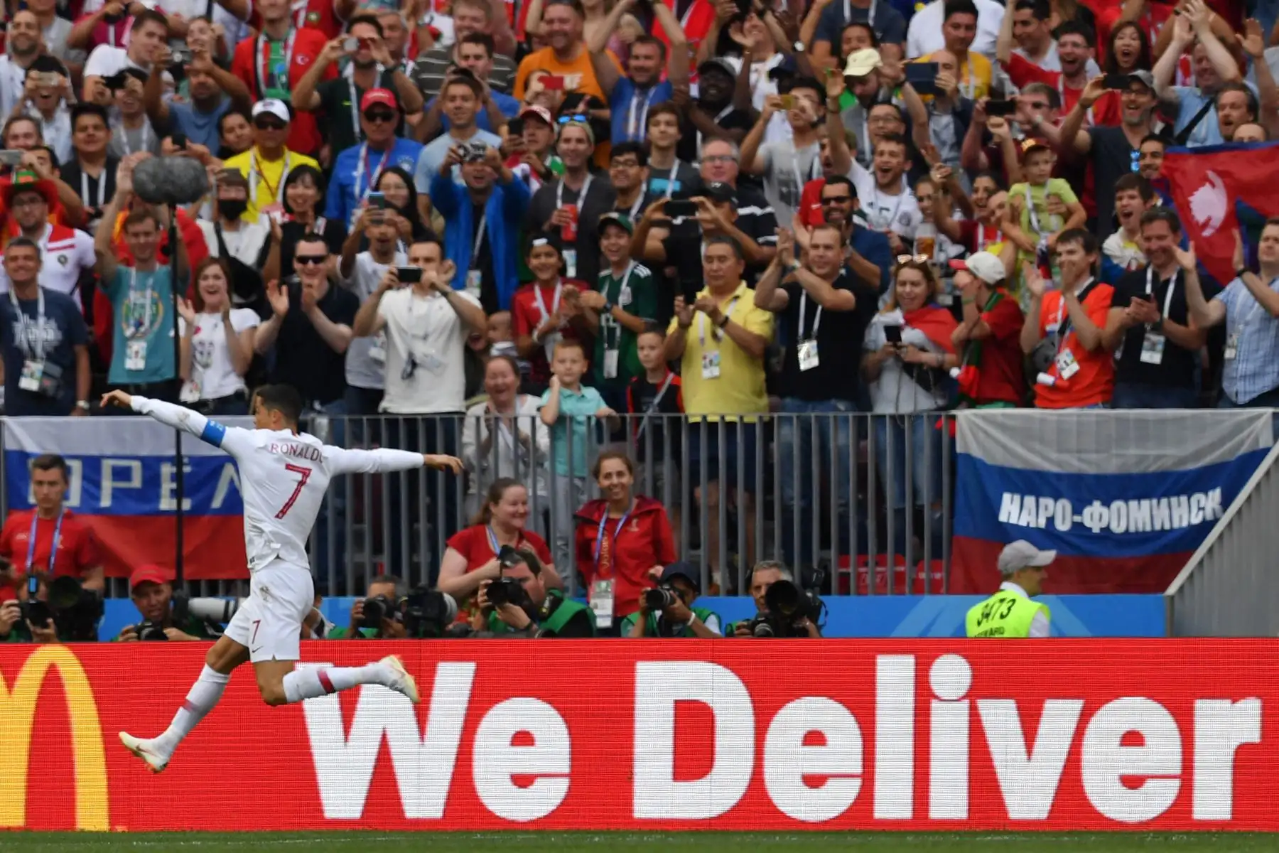 El delantero portugués Cristiano Ronaldo celebra después de anotar un gol durante el partido de fútbol del Grupo B de la Copa Mundial Rusia 2018 entre Portugal y Marruecos en el Estadio Luzhniki en Moscú el 20 de junio de 2018. Foto: AFP