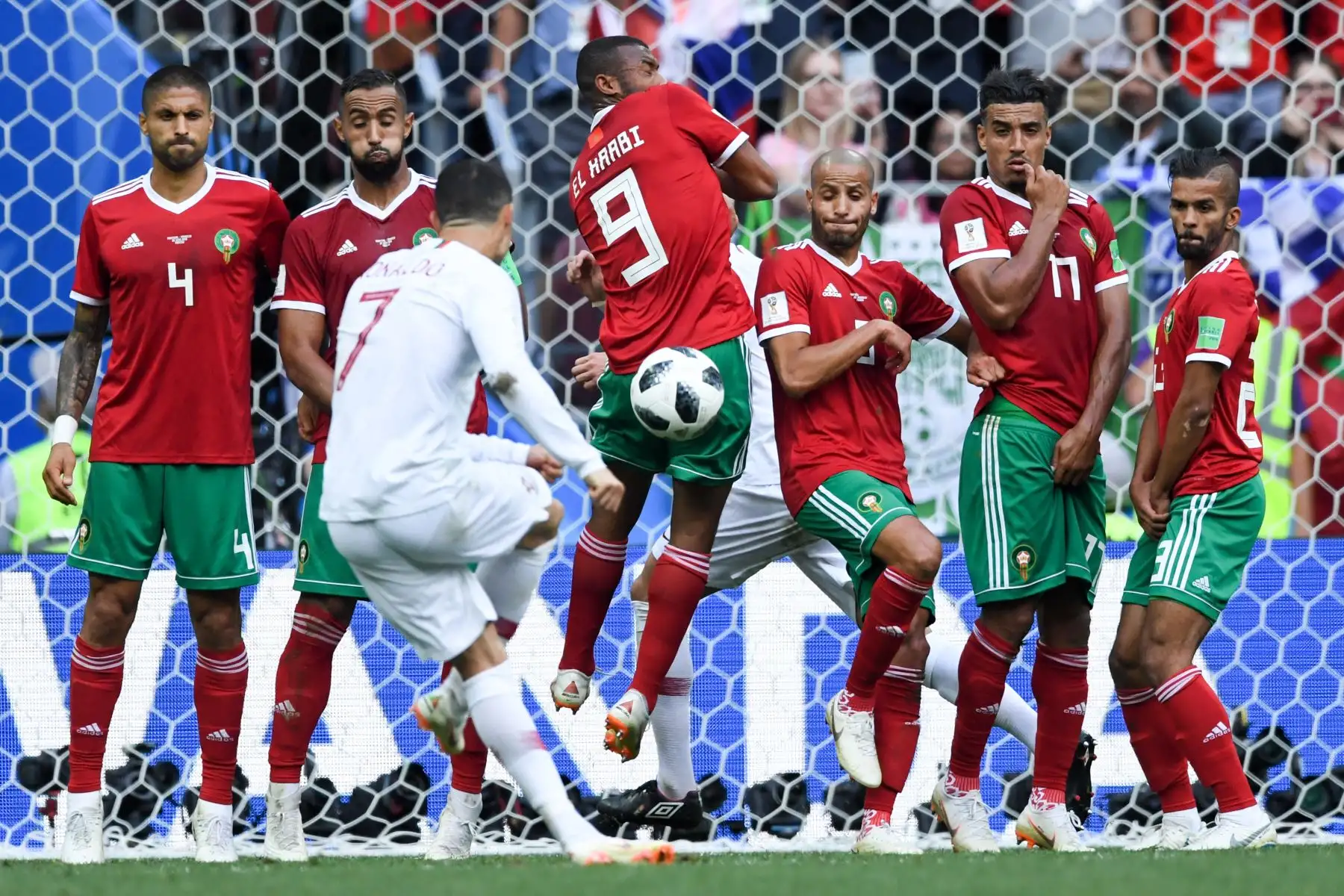 El delantero portugués Cristiano Ronaldo dispara un tiro libre durante el partido de fútbol del Grupo B de la Copa Mundial Rusia 2018 entre Portugal y Marruecos en el Estadio Luzhniki en Moscú el 20 de junio de 2018. Foto: AFP