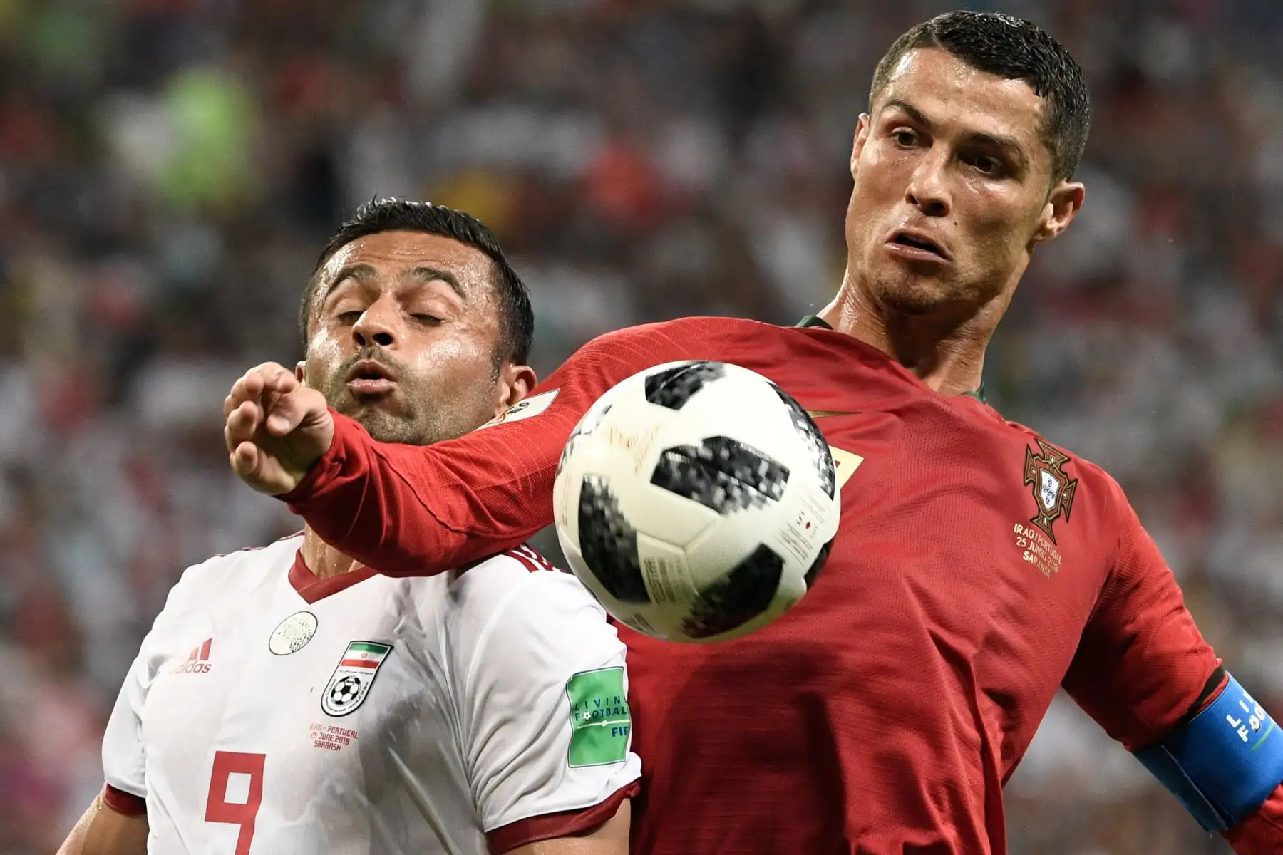 El delantero portugués Cristiano Ronaldo y el centrocampista iraní Omid Ebrahimi compiten por el balón durante el partido de fútbol del Grupo B de la Copa Mundial Rusia 2018 entre Irán y Portugal en el Mordovia Arena en Saransk el 25 de junio de 2018. Foto: AFP