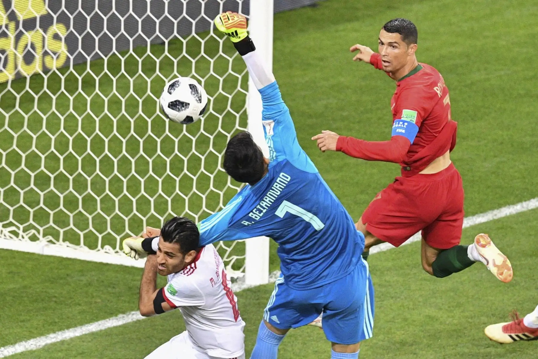 El delantero portugués Cristiano Ronaldo y el portero iraní Alireza Beiranvand compiten por el balón durante el partido de fútbol del Grupo B de la Copa Mundial Rusia 2018 entre Irán y Portugal en el Mordovia Arena en Saransk el 25 de junio de 2018. Foto: AFP