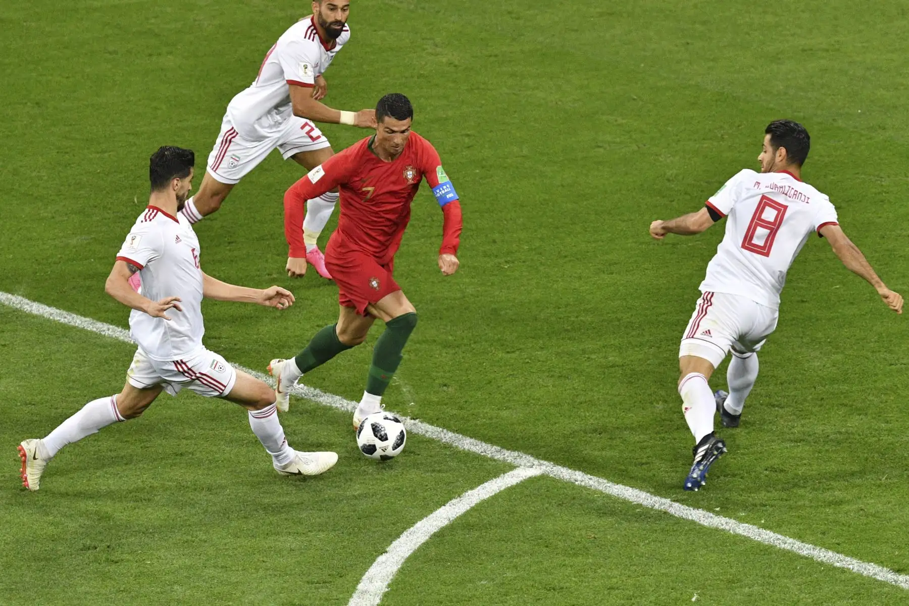 El delantero portugués Cristiano Ronaldo y el centrocampista iraní Saeid Ezatolahi compiten por el balón durante el partido de fútbol del Grupo B de la Copa Mundial Rusia 2018 entre Irán y Portugal en el Mordovia Arena en Saransk el 25 de junio de 2018. Foto: AFP