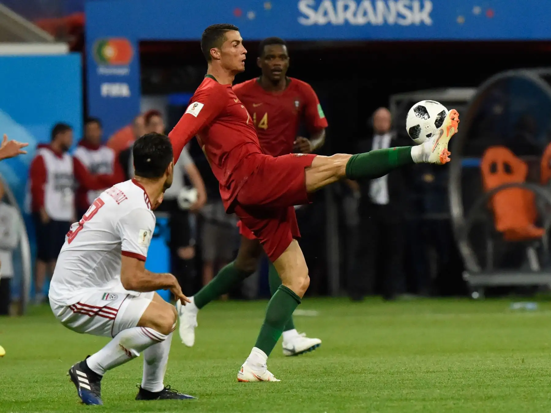 El delantero portugués Cristiano Ronaldo (C) controla el balón durante el partido de fútbol del Grupo B de la Copa Mundial Rusia 2018 entre Irán y Portugal en el Mordovia Arena en Saransk el 25 de junio de 2018. Foto: AFP