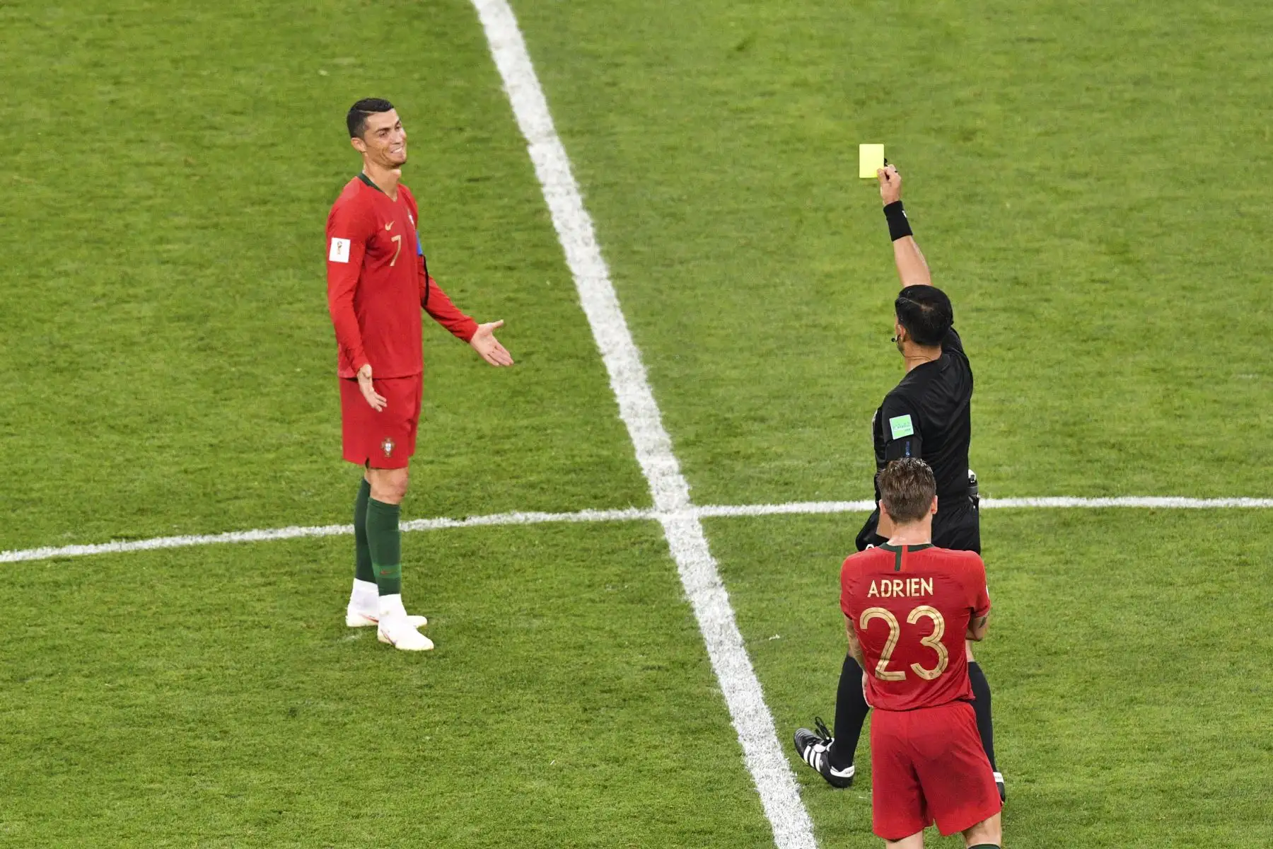 El árbitro paraguayo Enrique Cáceres muestra la tarjeta amarilla al delantero portugués Cristiano Ronaldo durante el partido de fútbol del Grupo B de la Copa Mundial Rusia 2018 entre Irán y Portugal en el Mordovia Arena en Saransk el 25 de junio de 2018. Foto: AFP