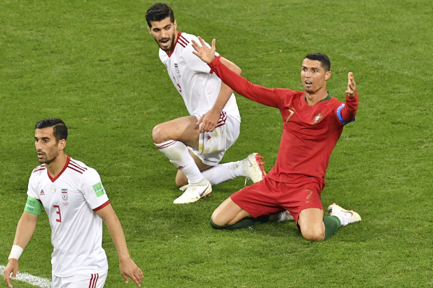 El delantero portugués Cristiano Ronaldo pide un penalti durante el partido de fútbol del Grupo B de la Copa Mundial Rusia 2018 entre Irán y Portugal en el Mordovia Arena en Saransk el 25 de junio de 2018. Foto: AFP