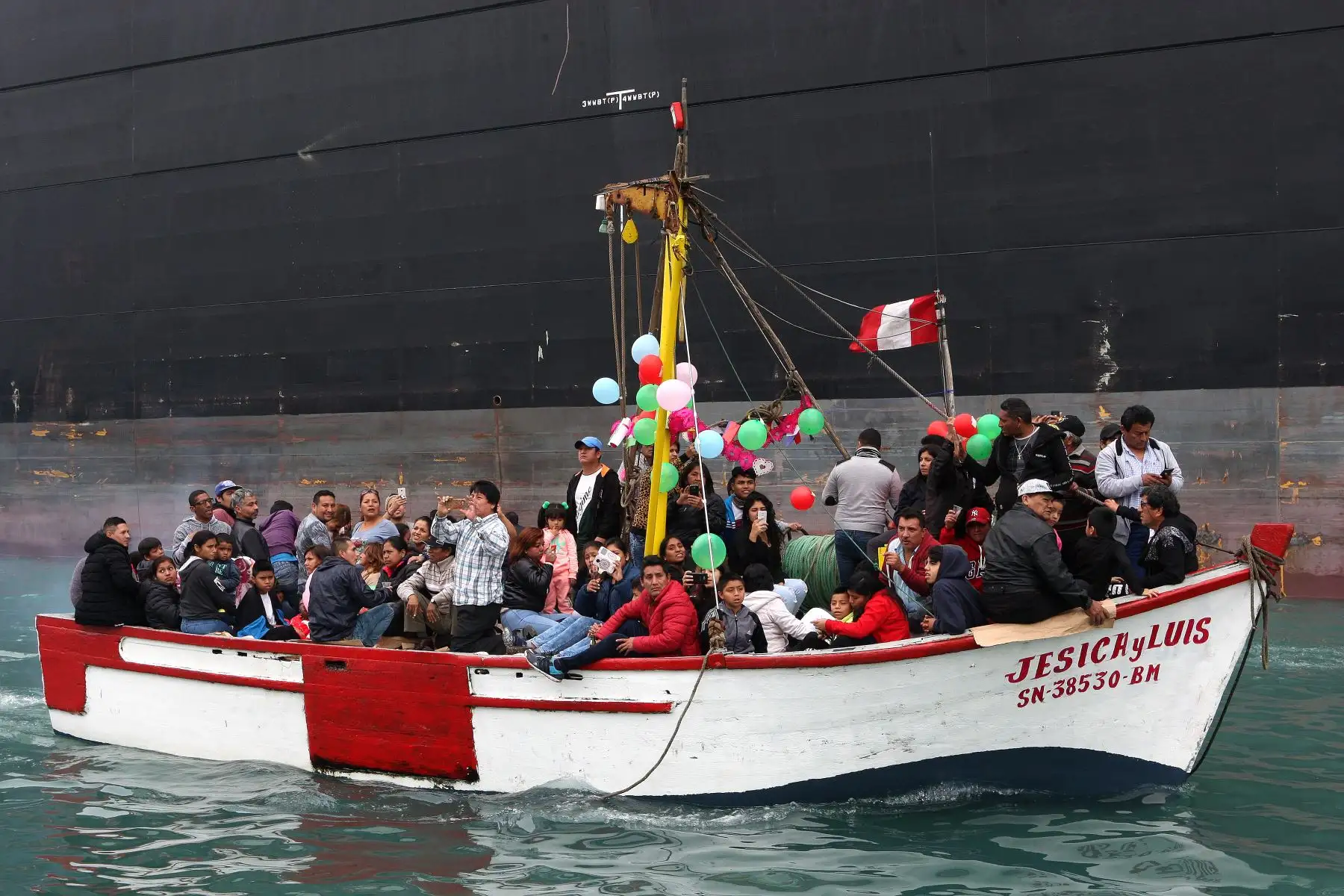 Procesión de la imagen de San Pedro, celebrado por cientos de pescadores en el mar del Callao.Foto.ANDINA/Héctor Vinces.