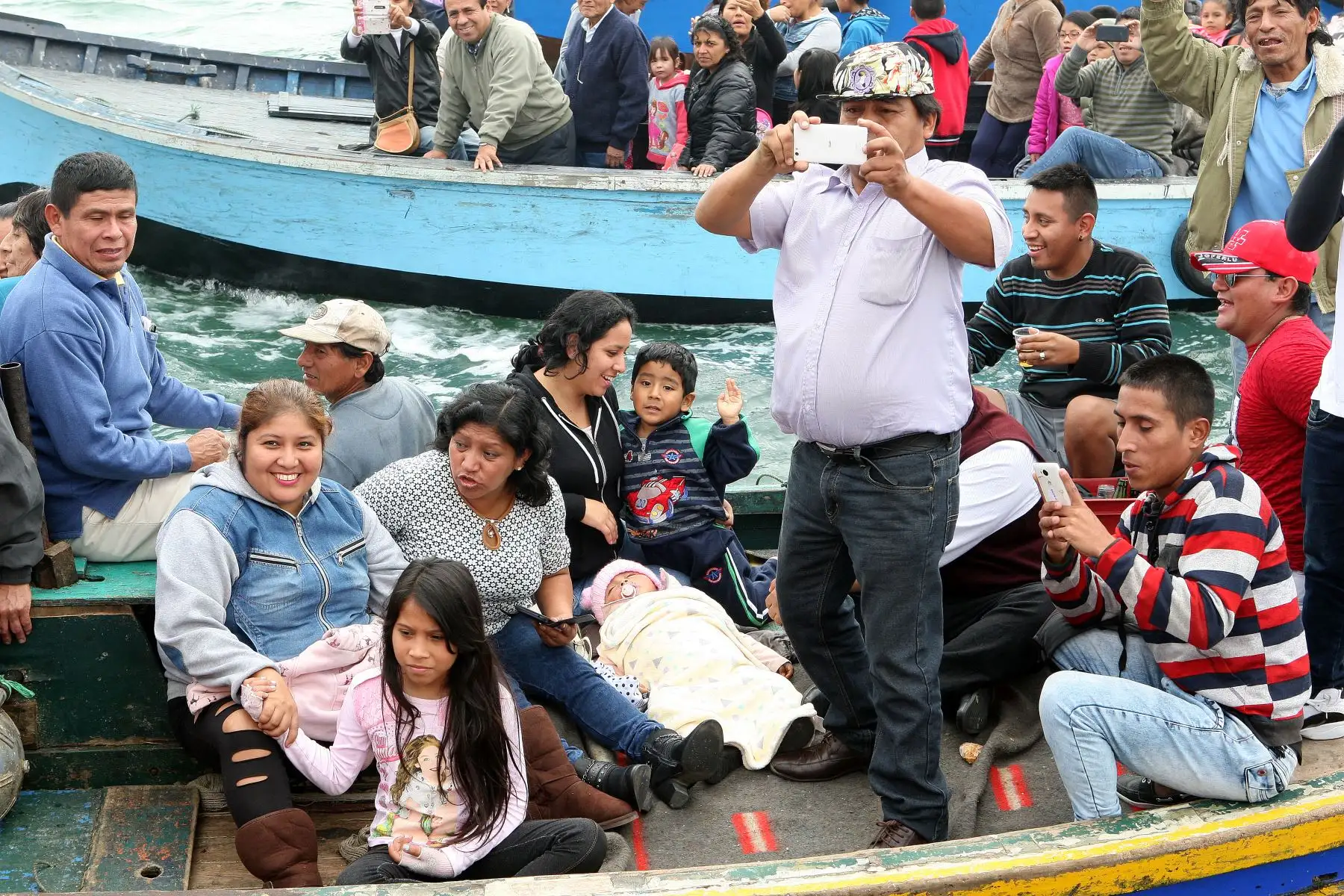 Procesión de la imagen de San Pedro, celebrado por cientos de pescadores en el mar del Callao.Foto.ANDINA/Héctor Vinces.