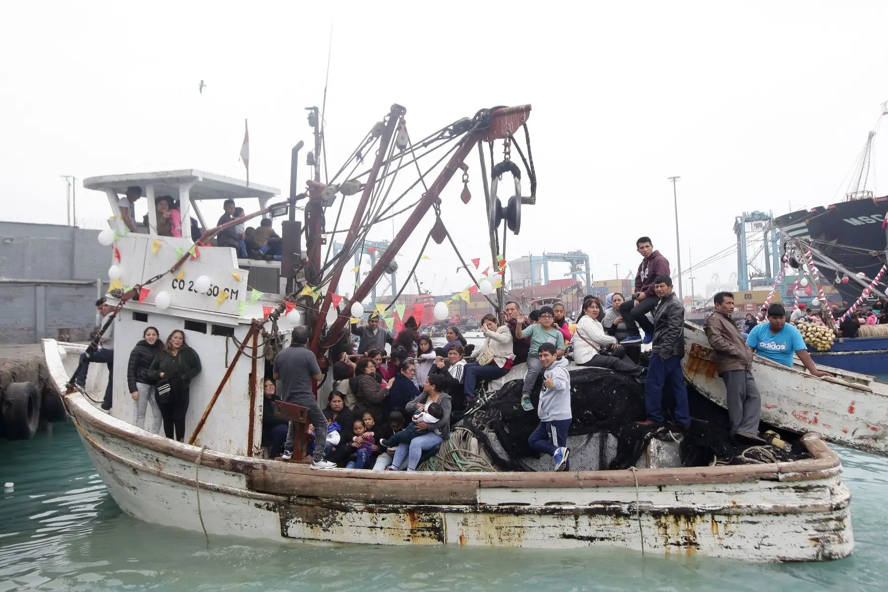 Procesión de la imagen de San Pedro, celebrado por cientos de pescadores en el mar del Callao.Foto.ANDINA/Héctor Vinces.
