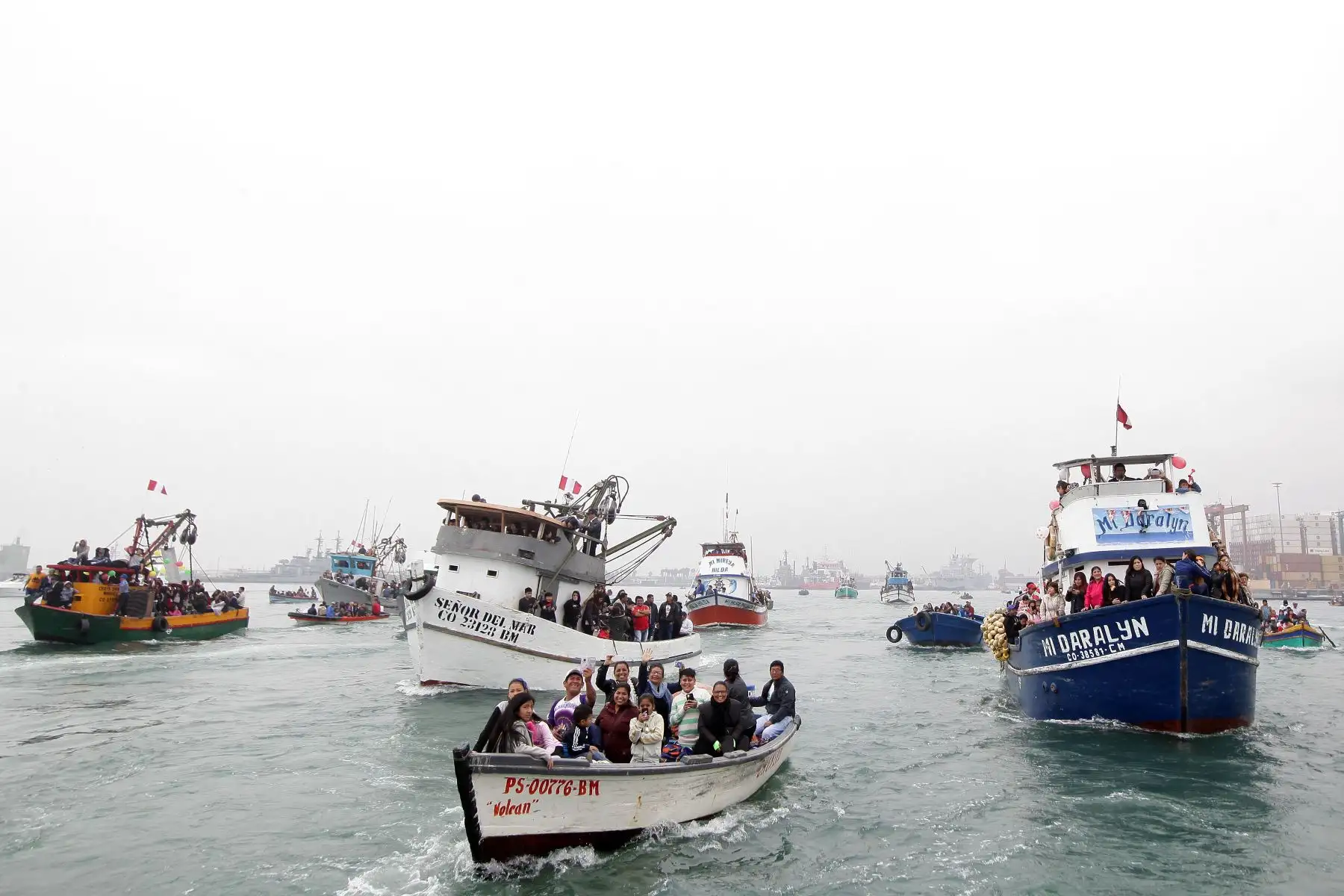 Procesión de la imagen de San Pedro, celebrado por cientos de pescadores en el mar del Callao.Foto.ANDINA/Héctor Vinces.