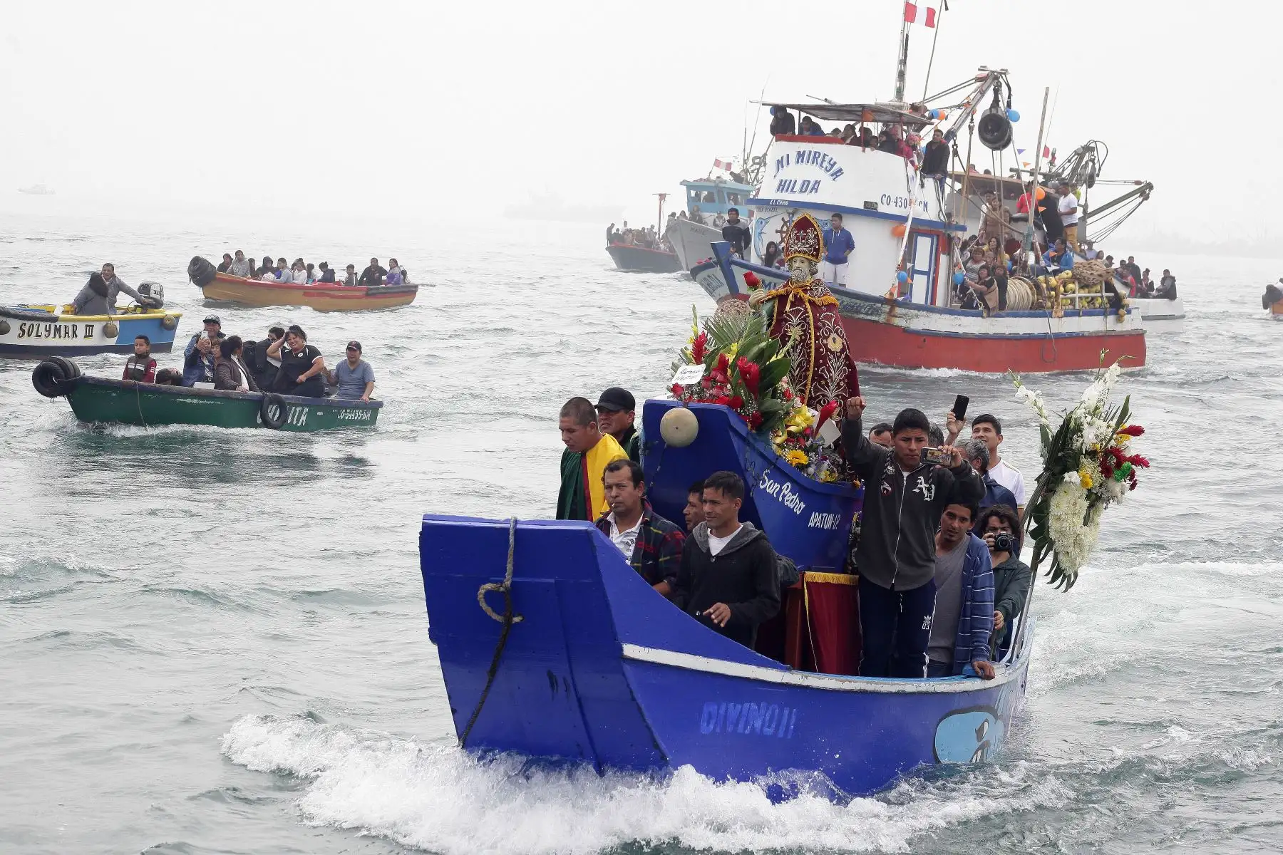 Procesión de la imagen de San Pedro, celebrado por cientos de pescadores en el mar del Callao.Foto.ANDINA/Héctor Vinces.