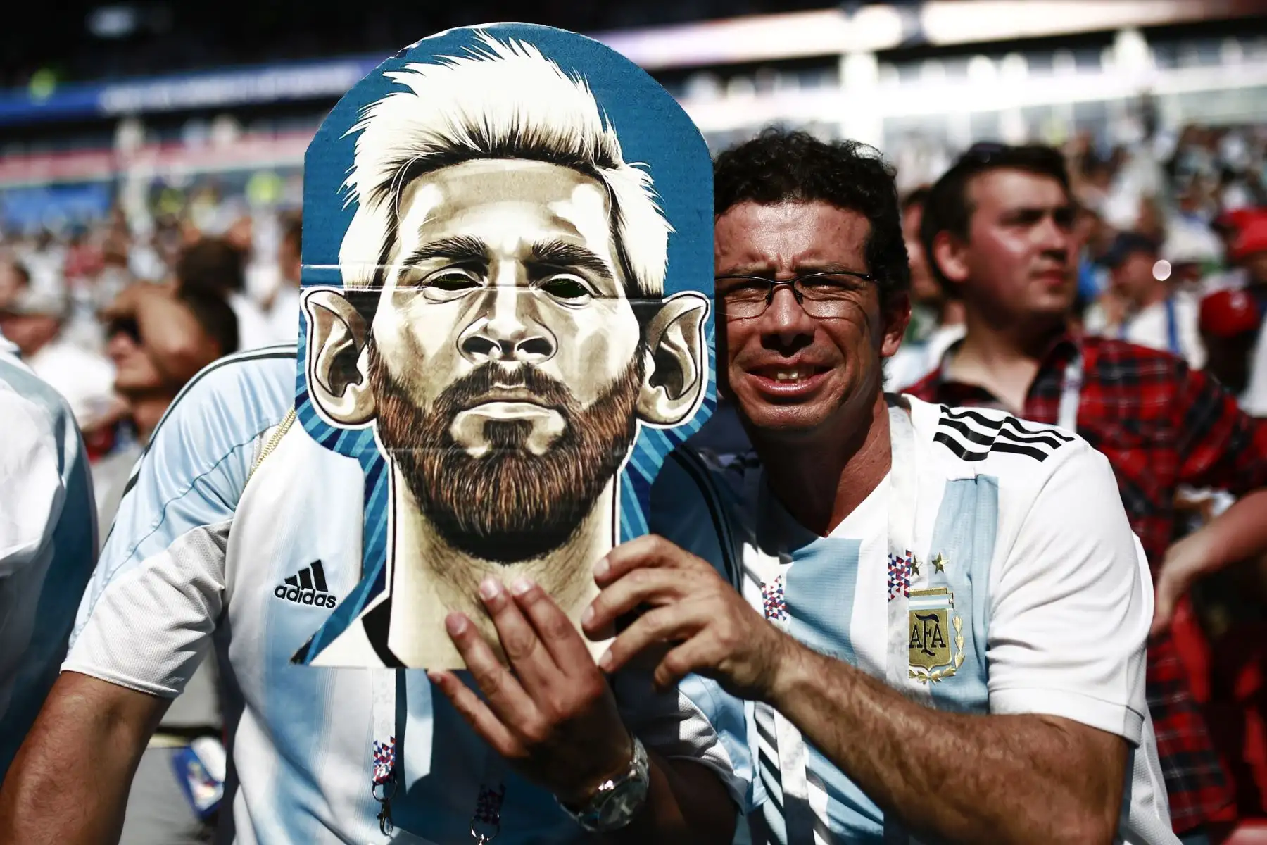 Un fanático de la Argentina tiene una caricatura del delantero argentino Lionel Messi antes de la ronda de rondas 16 de la Copa Mundial de Rusia 2018 entre Francia y Argentina en el Kazan Arena en Kazan el 30 de junio de 2018.
 / AFP