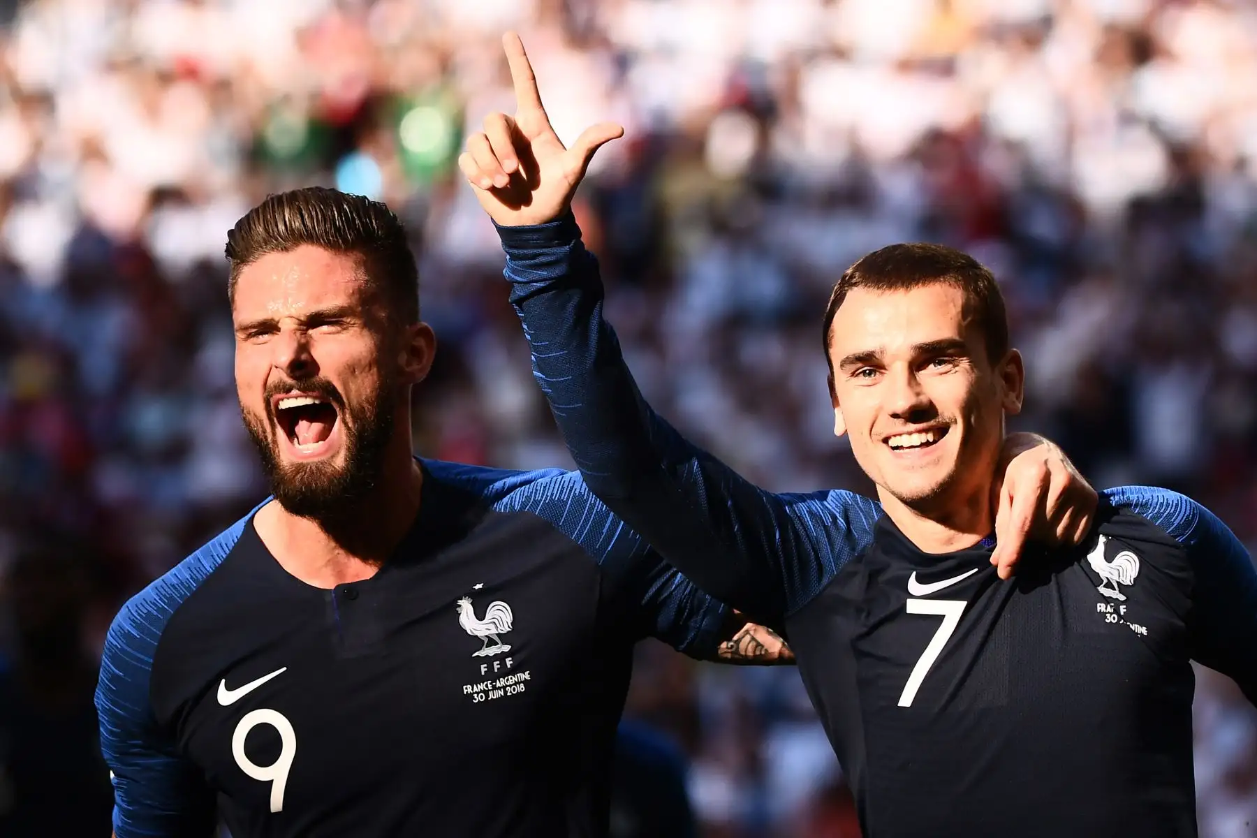 El delantero de Francia Antoine Griezmann (R) celebra después de anotar con el delantero francés Olivier Giroud (L) durante la ronda de dieciséis rondas de la Copa Mundial de Rusia 2018 entre Francia y Argentina en el Kazan Arena en Kazan el 30 de junio de 2018. AFP