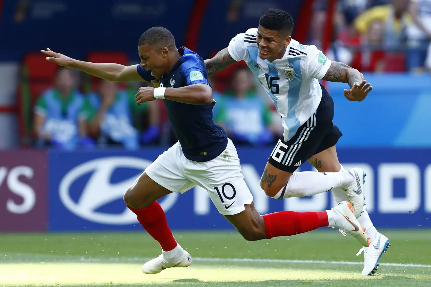 El defensa argentino Marcos Rojo (R) comete una falta sobre el delantero francés Kylian Mbappe en el área penal durante la ronda de dieciséis rondas de la Copa Mundial Rusia 2018 entre Francia y Argentina en el Kazan Arena en Kazán el 30 de junio de 2018.
BENJAMIN CREMEL / AFP
