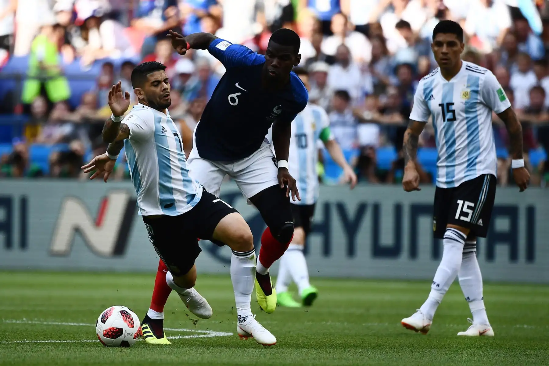 El centrocampista francés Paul Pogba (C) compite por el balón con el mediocampista argentino Ever Banega (L) durante la ronda de dieciséis rondas de la Copa Mundial de Rusia 2018 entre Francia y Argentina en el Kazan Arena en Kazán el 30 de junio de 2018.
/ AFP