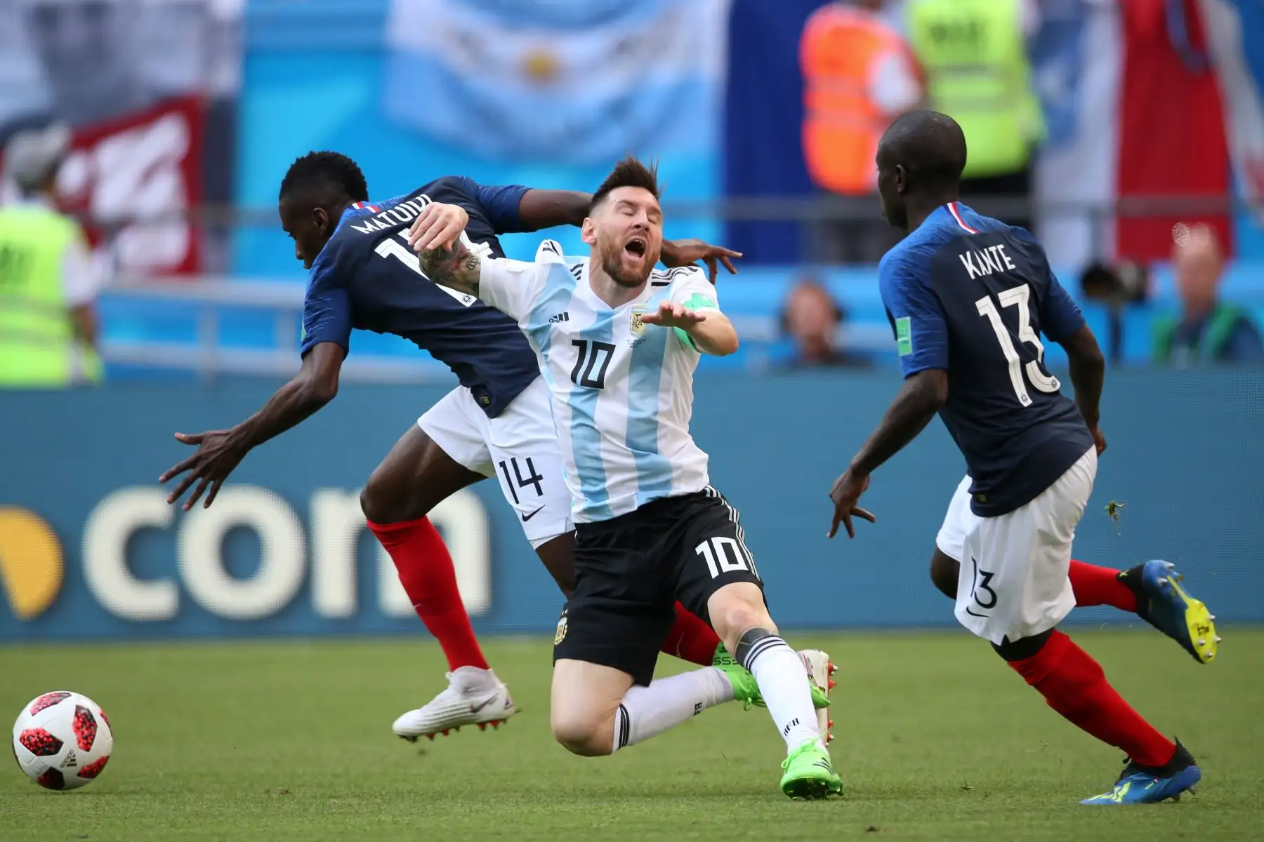 El centrocampista francés Blaise Matuidi (L) compite por el balón con el delantero argentino Lionel Messi (C) durante la ronda de dieciséis rondas de la Copa Mundial Rusia 2018 entre Francia y Argentina en el Kazan Arena en Kazán el 30 de junio de 2018. / AFP
