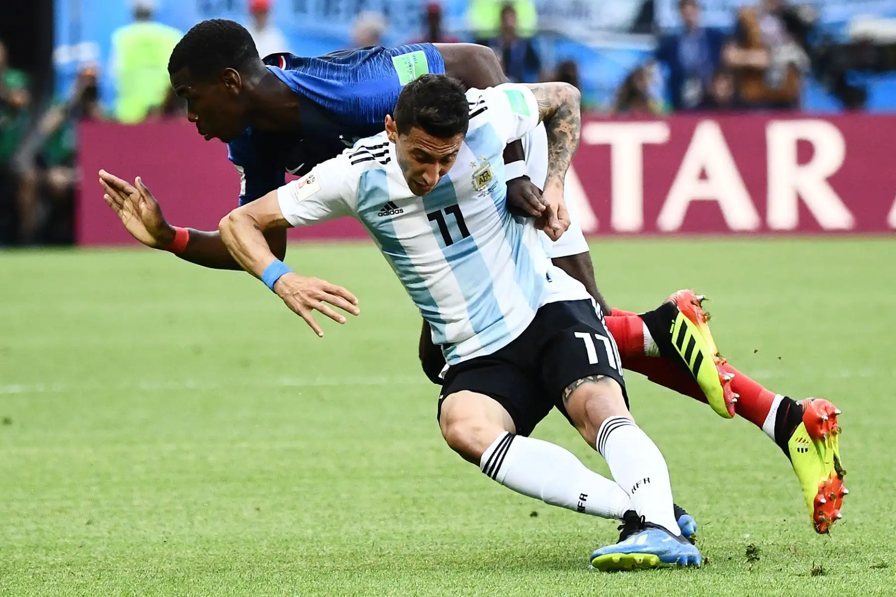 El delantero argentino Angel Di Maria compite por el balón con el centrocampista francés Paul Pogba durante la ronda de dieciséis rondas de la Copa Mundial de Rusia 2018 entre Francia y Argentina en el Kazan Arena de Kazan el 30 de junio de 2018.
 / AFP