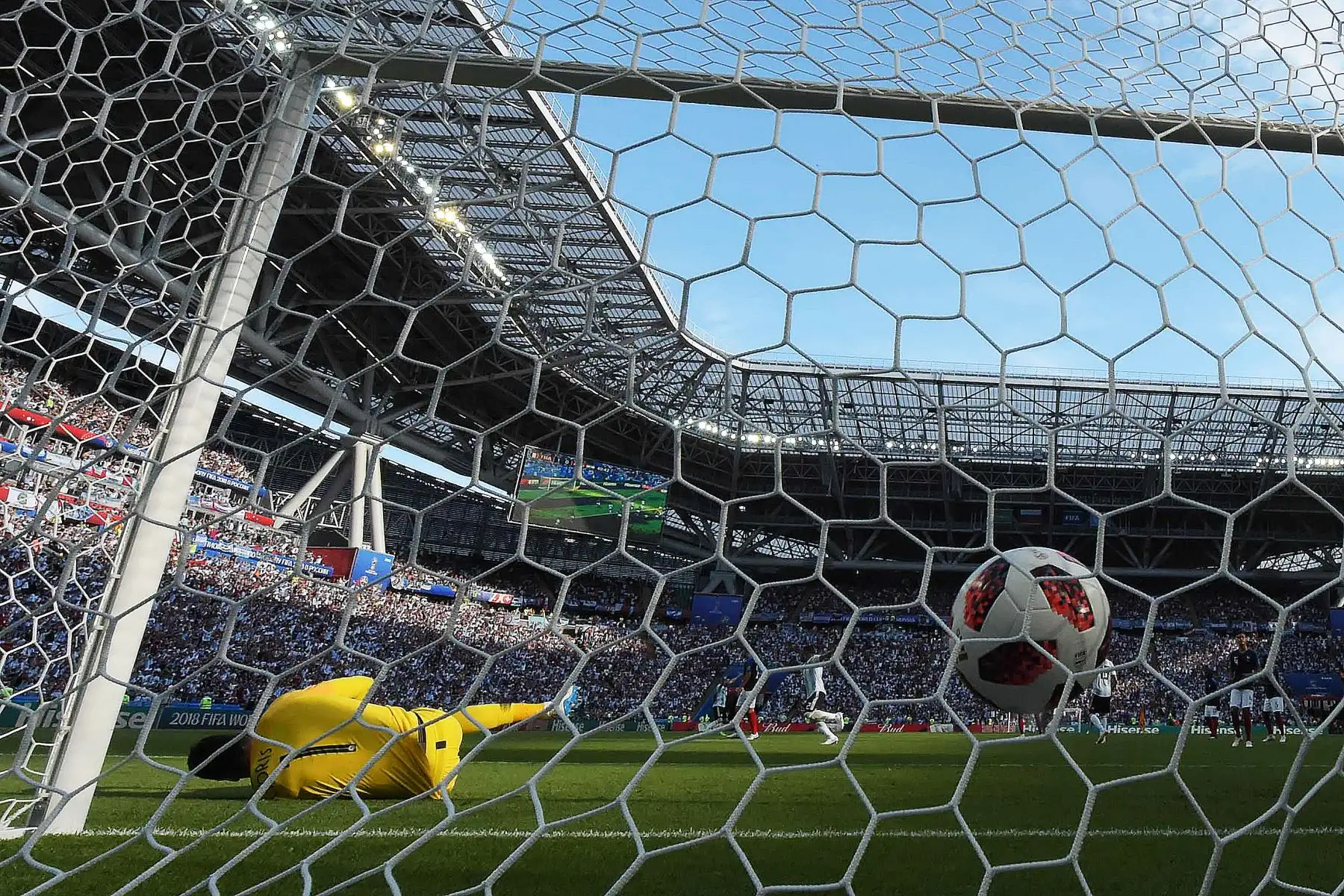El portero de Francia, Hugo Lloris, concede un primer gol a Argentina durante la ronda de dieciséis rondas de la Copa Mundial de Rusia 2018 entre Francia y Argentina en el Kazan Arena de Kazan el 30 de junio de 2018.
 / AFP
