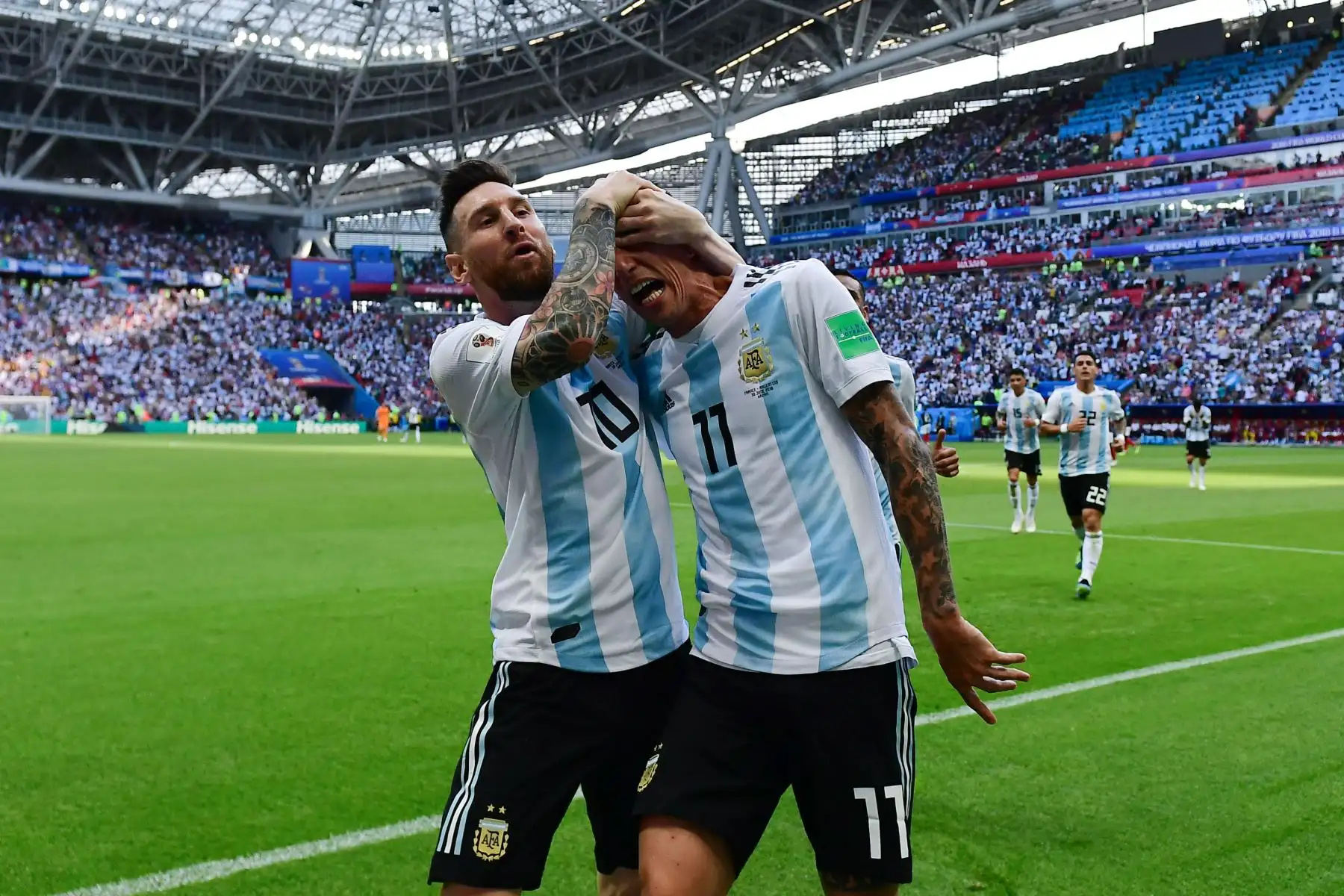 El alero argentino Angel Di Maria (R) es felicitado por el delantero argentino Lionel Messi después de anotar un gol durante la ronda de rondas 16 de la Copa Mundial Rusia 2018 entre Francia y Argentina en el Kazan Arena en Kazán el 30 de junio de 2018.
/ AFP