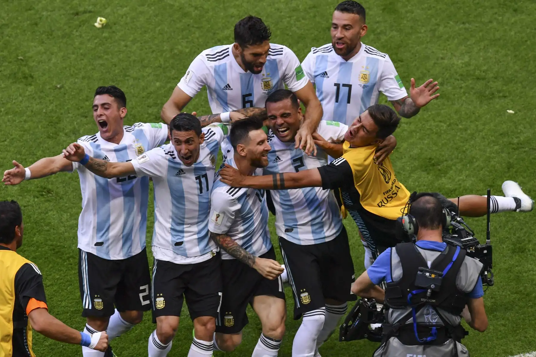 El defensor argentino Gabriel Mercado (C) celebra con sus compañeros de equipo después de anotar el segundo gol de su equipo durante el partido de la ronda de octavos de final de la Copa Mundial Rusia 2018 entre Francia y Argentina en el Kazan Arena en Kazán el 30 de junio de 2018.